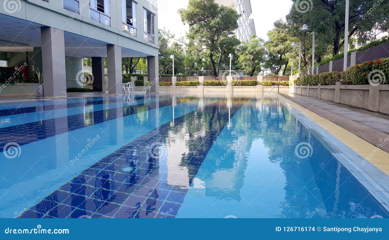 Piscina Al Aire Libre Residencia Con La Piscina Imagen de archivo
