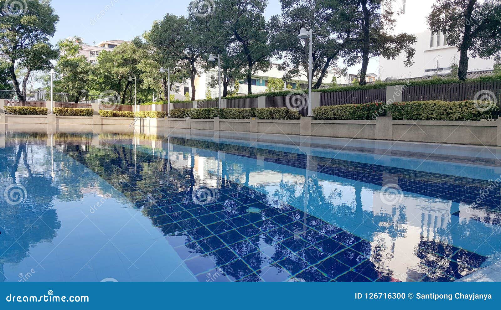 Piscina Al Aire Libre Residencia Con La Piscina Imagen editorial