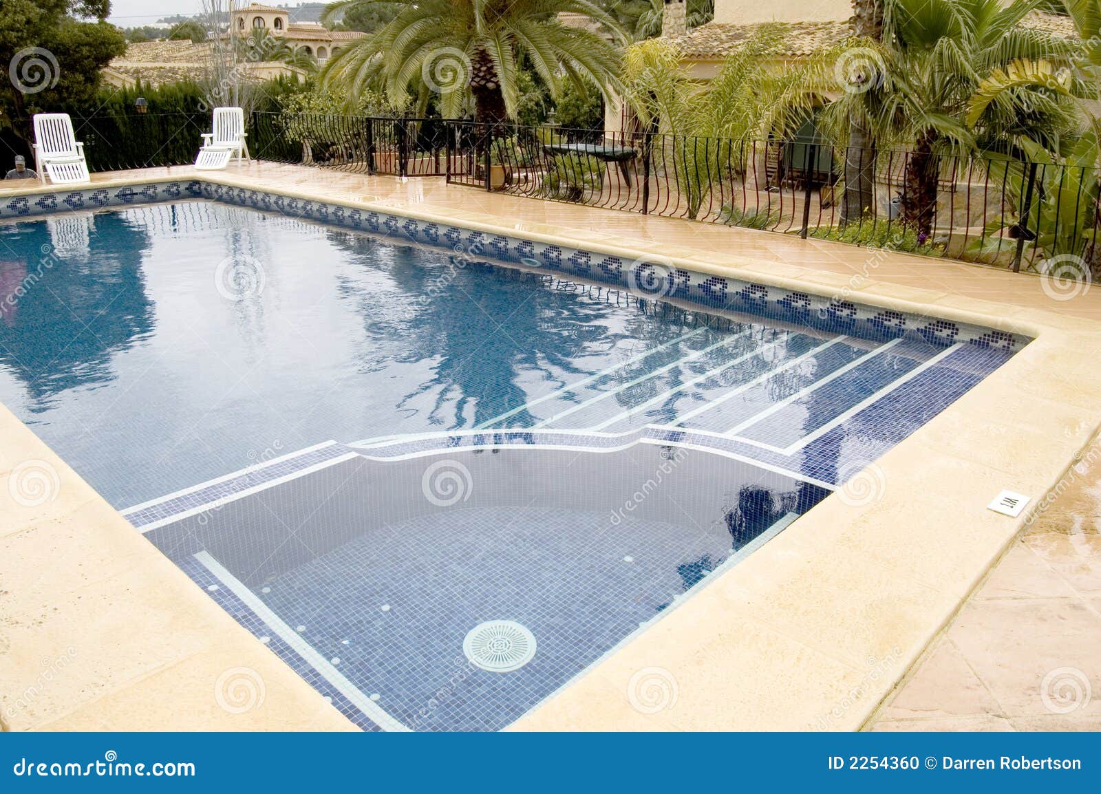 Piscina com Jacuzzi foto de stock. Imagem de jacuzzi, vila 2254360