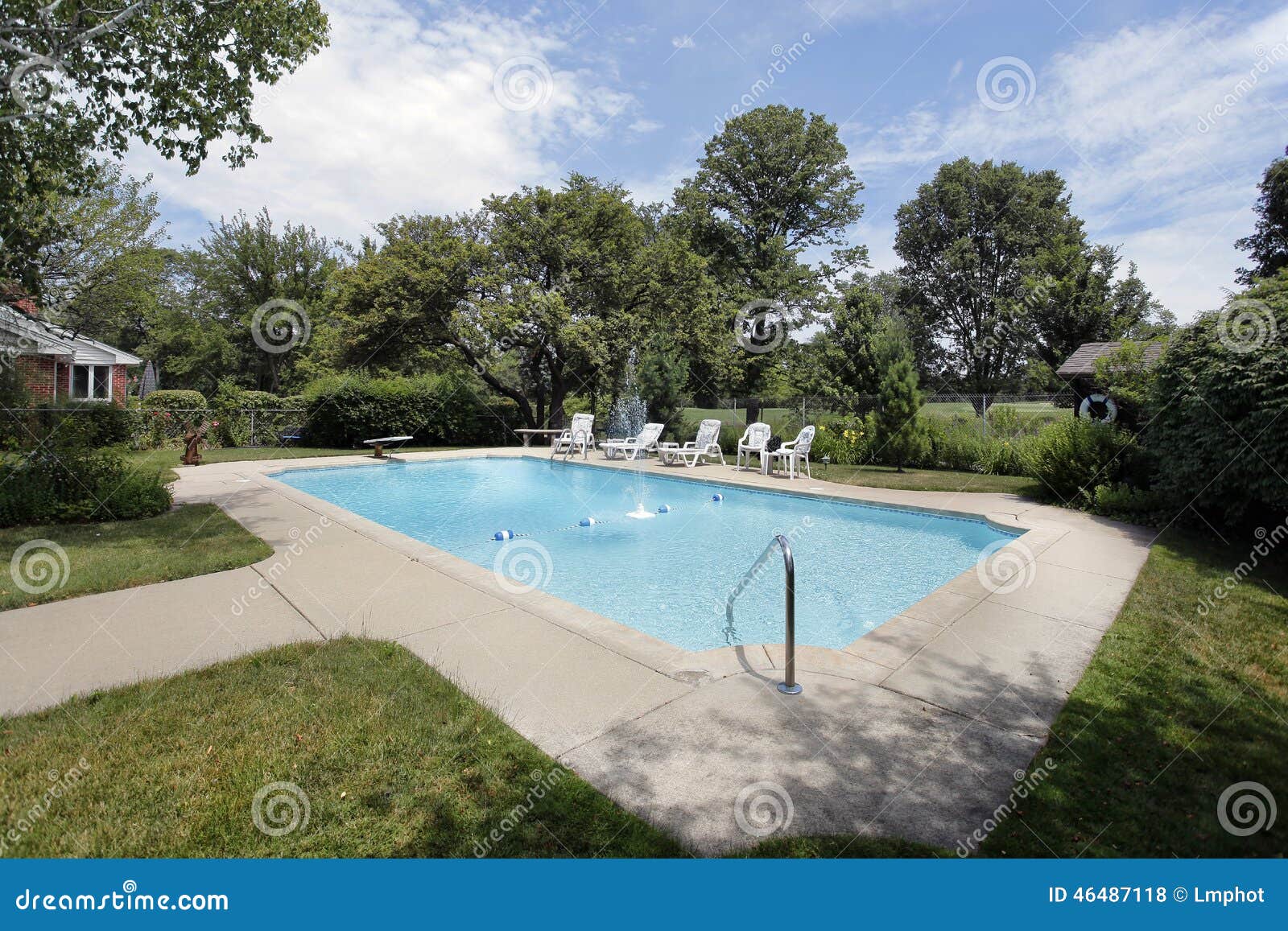 Piscina con la opinión del campo de golf. Piscina en hogar suburbano con la opinión del campo de golf