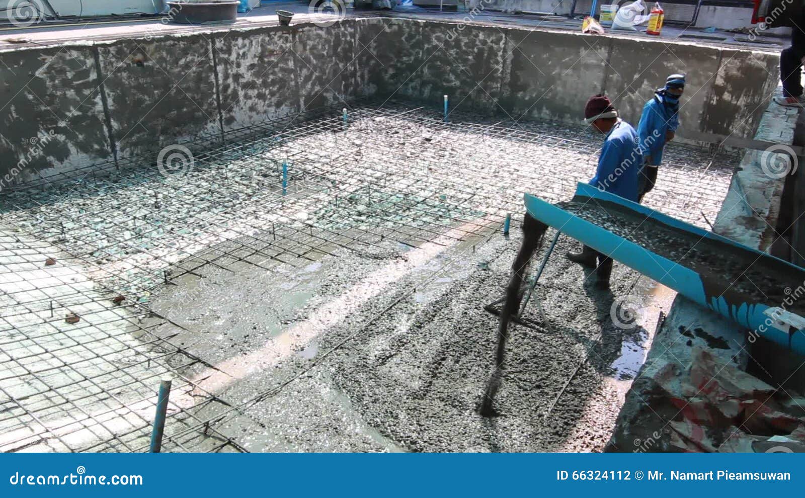 Piscina in costruzione, essendo spruzzando sul tondo per cemento ... Costruzione piscina in cemento armato
