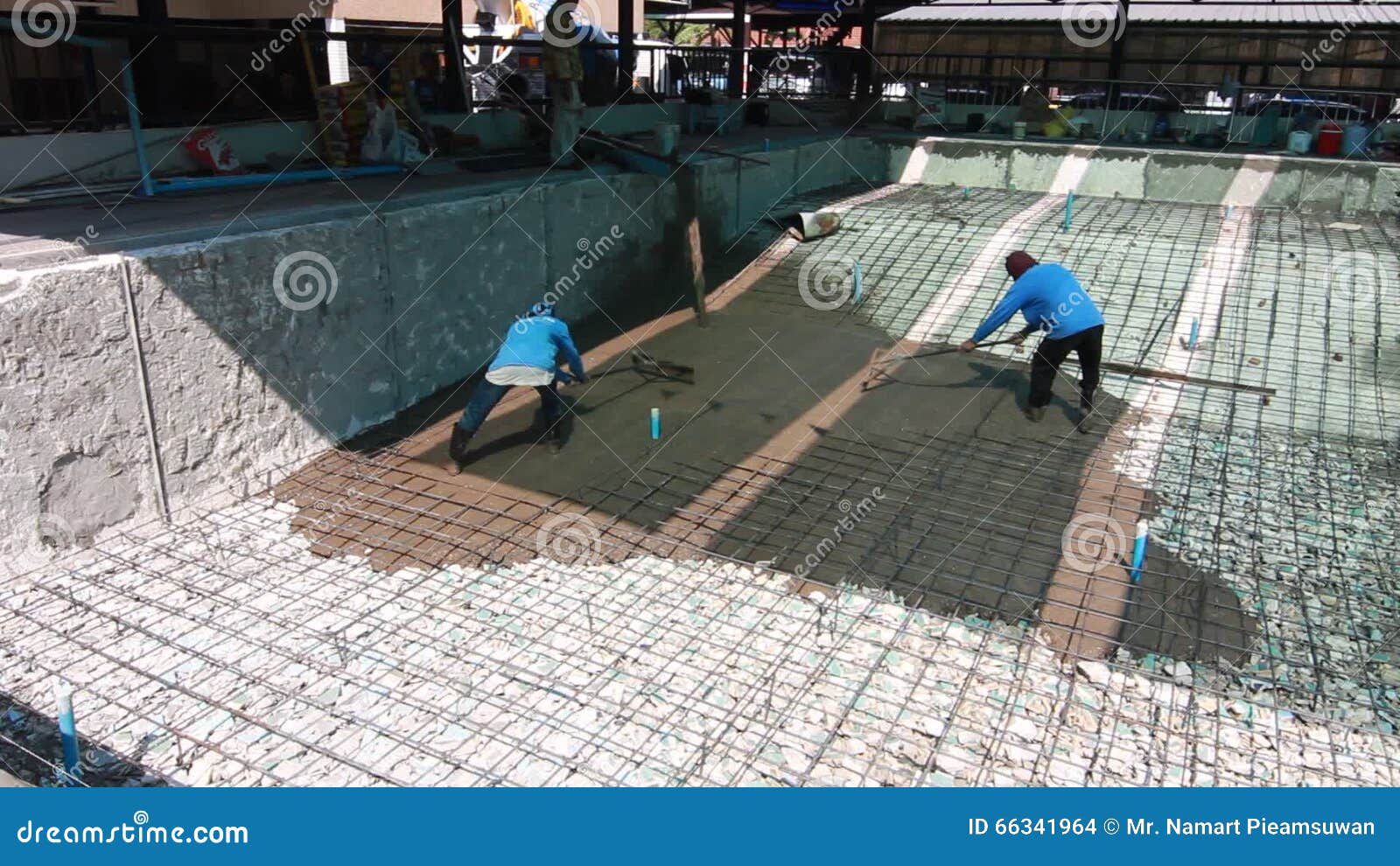 Piscina in costruzione, essendo spruzzando sul tondo per cemento ... Costruzione piscina in cemento armato