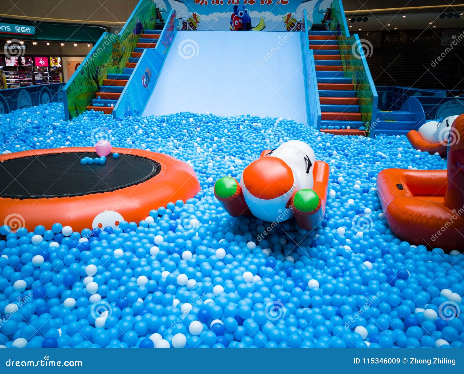 Piscina De La Burbuja Para Los Niños Con Los Juguetes Imagen de archivo editorial - Imagen de juguetes, piscina: 115346009
