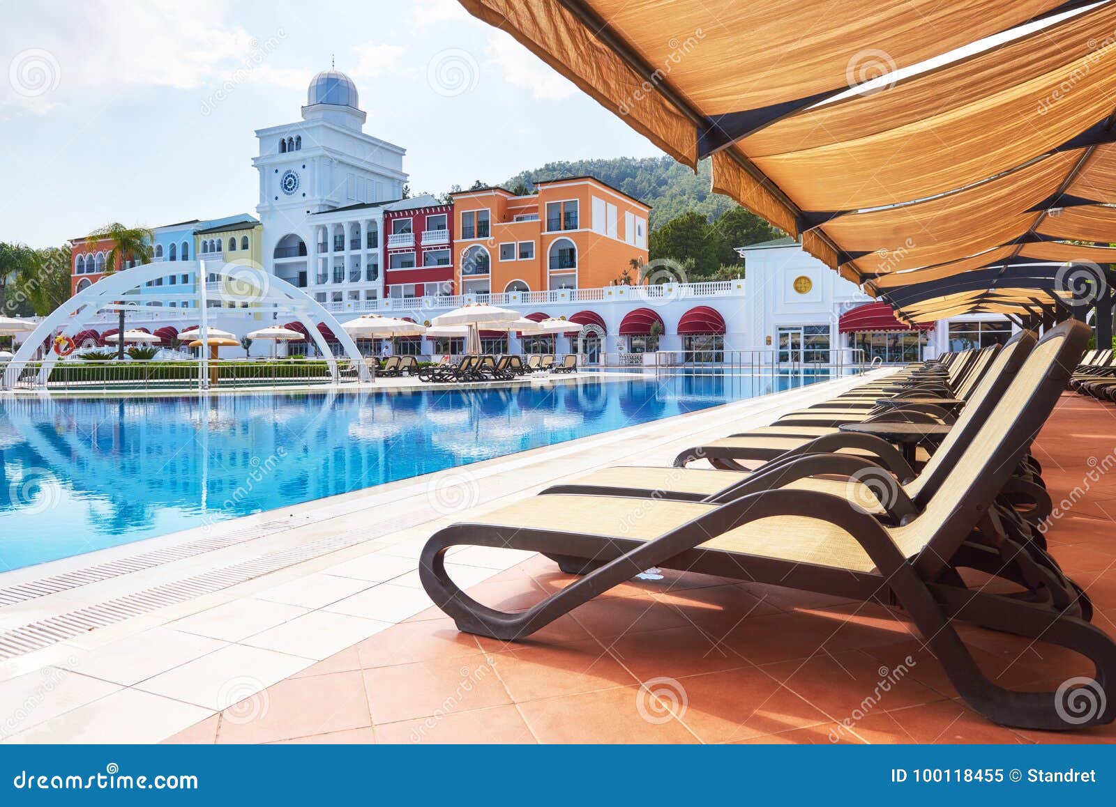 Piscina e spiaggia dell'albergo di lusso Scriva il complesso a macchina di spettacolo Amara Dolce Vita Luxury Hotel ricorso Tekirova-Kemer La Turchia