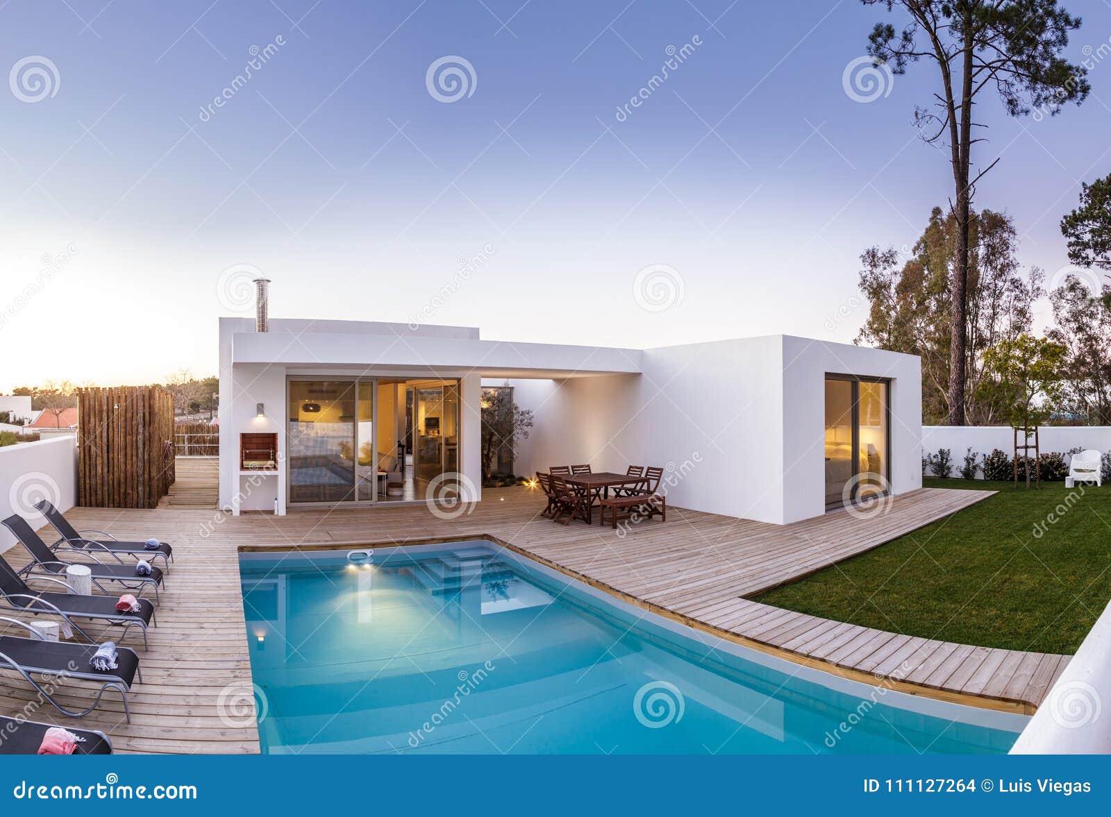 Piscina Moderna Del Giardino Della Casa E Piattaforma Di Legno Fotografia Stock Immagine Di Giardino Domestico