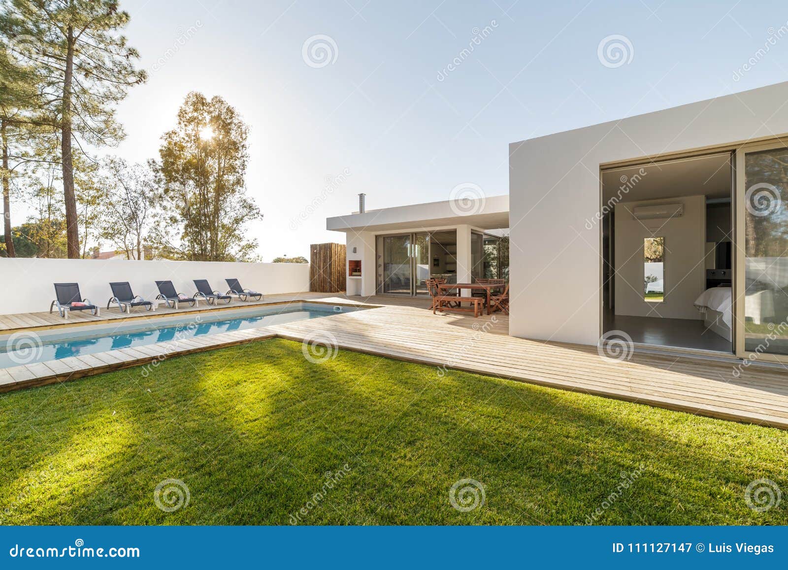 Piscina Moderna Del Jardín De La Casa Y Cubierta De Madera Imagen de  archivo - Imagen de madera, casero: 111127147