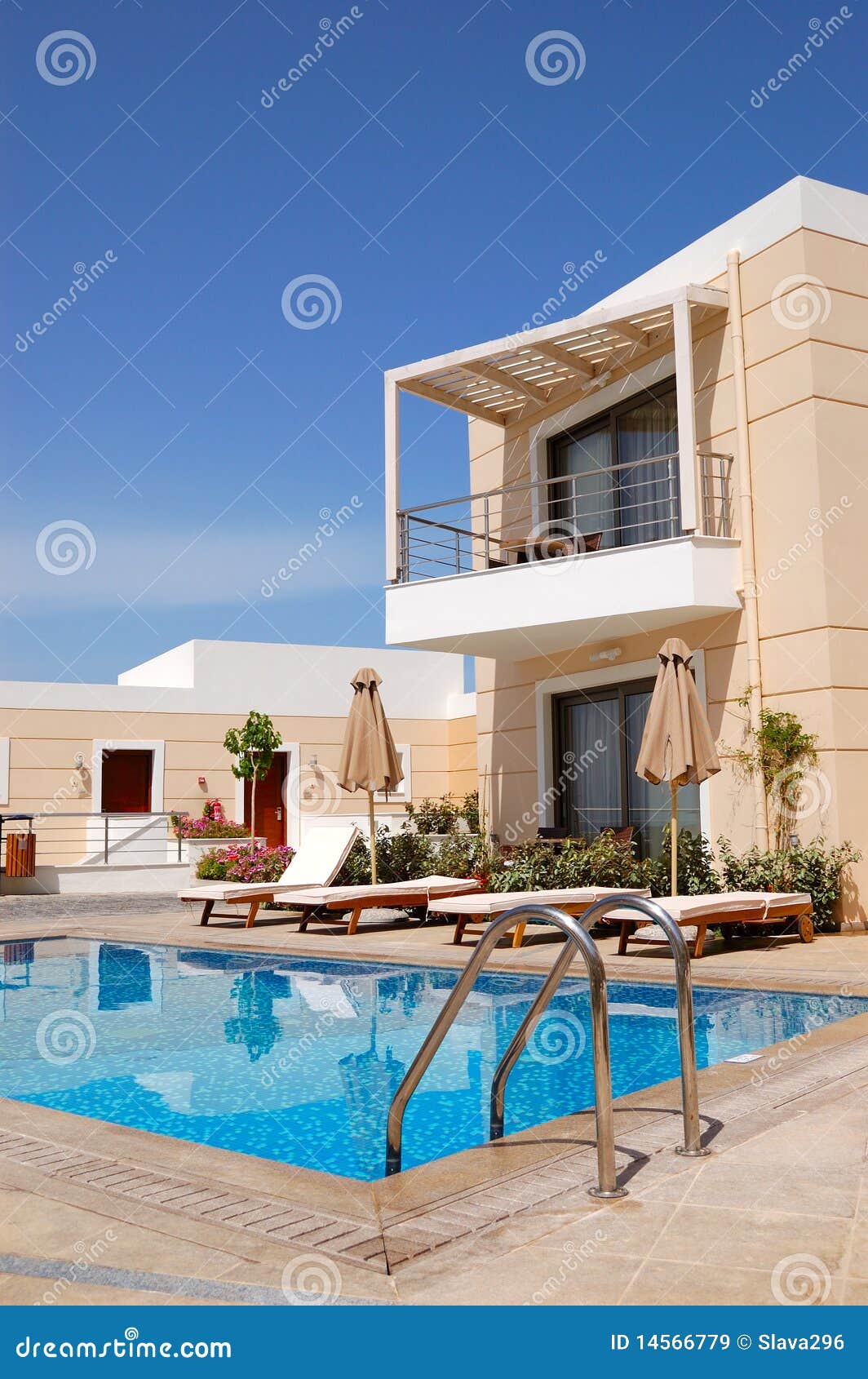 Piscina Na Casa De Campo Luxuosa Imagem de Stock Imagem de curso