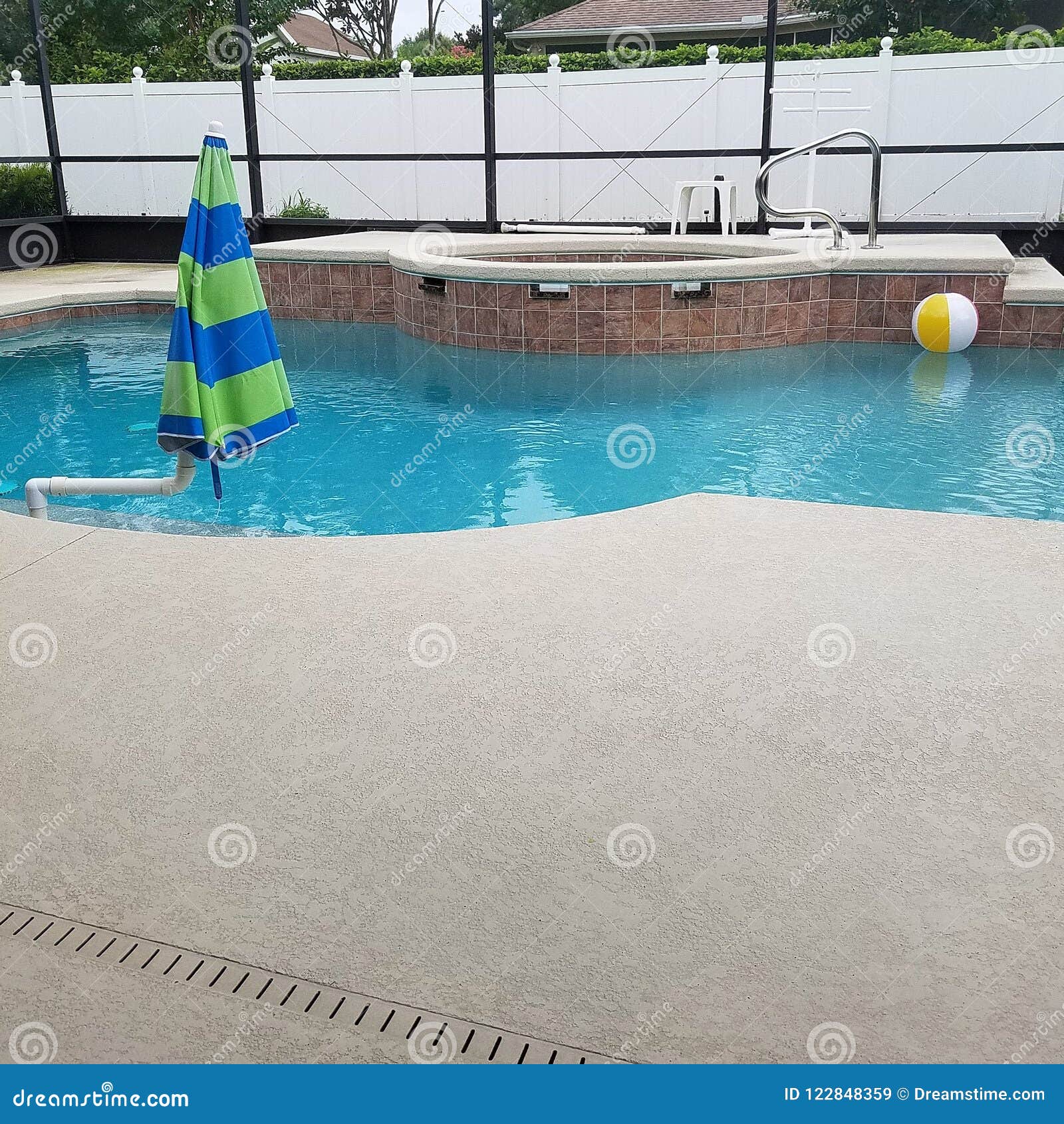 A piscina no cerco da tela com plataforma da associação e o Jacuzzi dos termas nadam