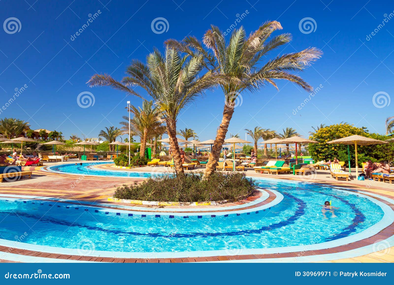 Piscina no recurso tropical em Hurghada, Egito. Cantos tropicais Sunny Beach do recurso três em Hurghada o 13 de abril de 2013. Três cantos são empresa belga com os 11 hotéis no Mar Vermelho em Egito e em um em Budapest - Hungria.