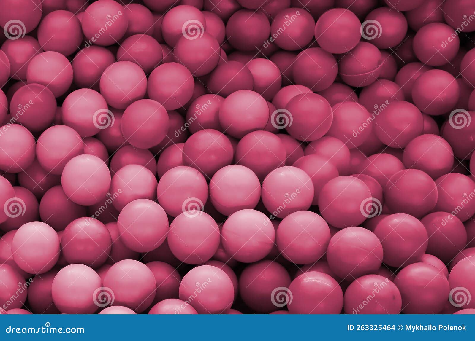 Bolas de plástico coloridas na piscina da sala de jogos