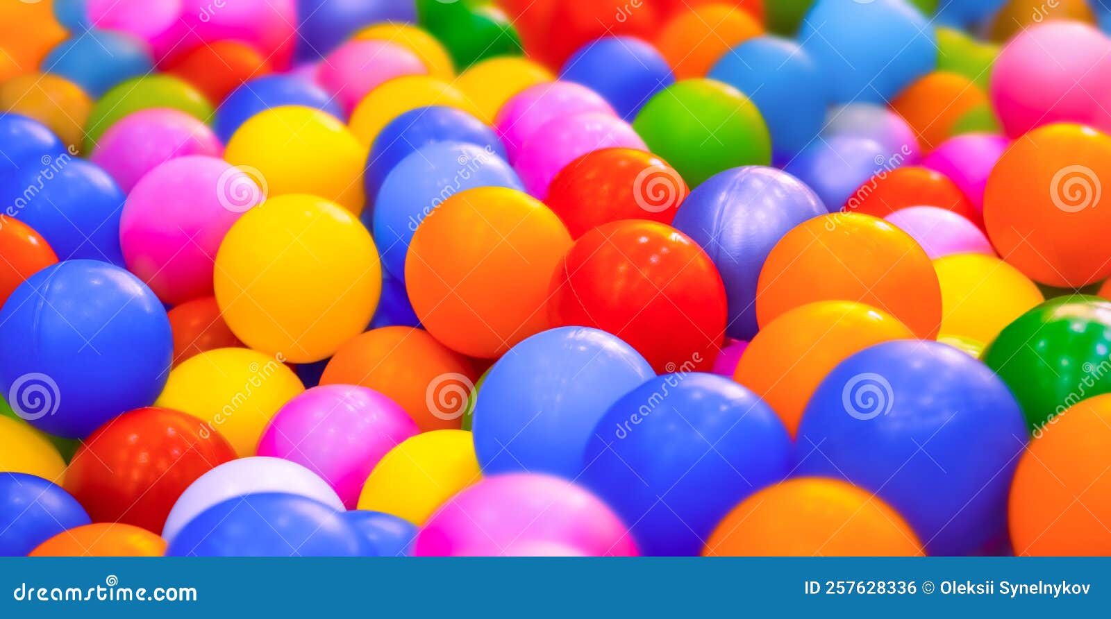 Fundo de muitas bolas coloridas de plástico na piscina de bolas em