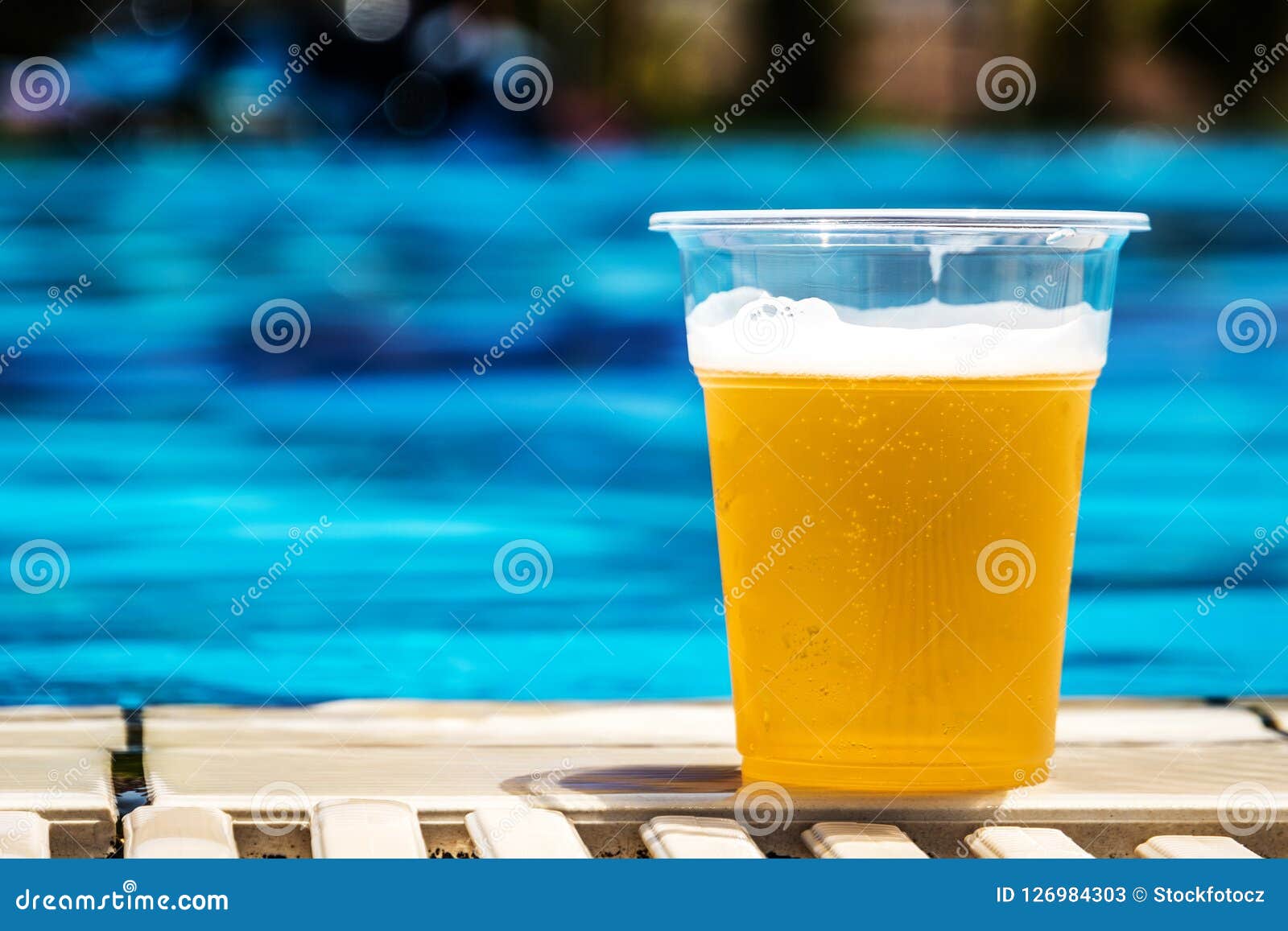 Piscina y cerveza imagen de archivo. Imagen de relaje 126984303