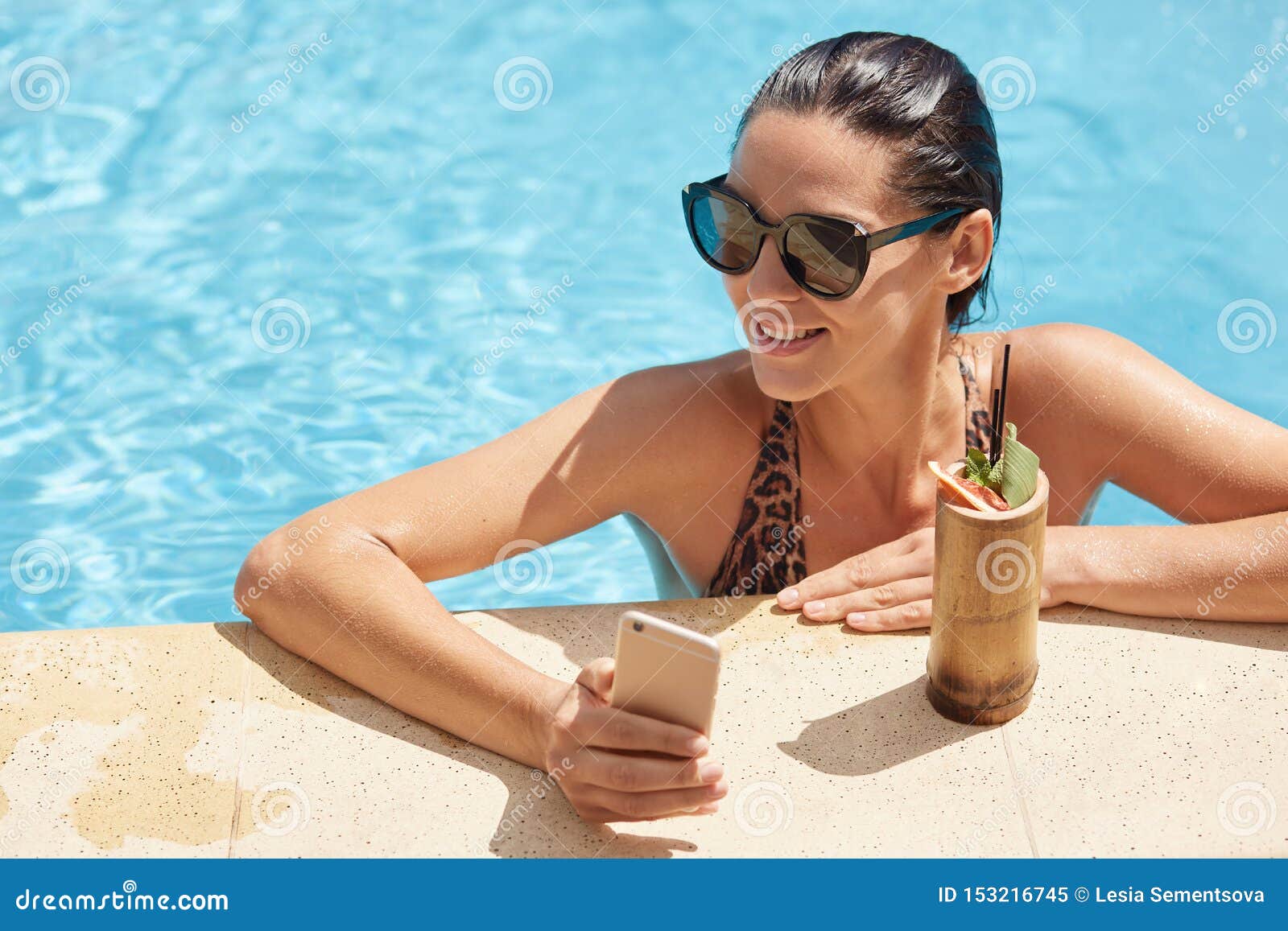 Gafas Y Toalla De La Natación Cerca De La Piscina Imagen de archivo -  Imagen de verano, ocio: 74606197