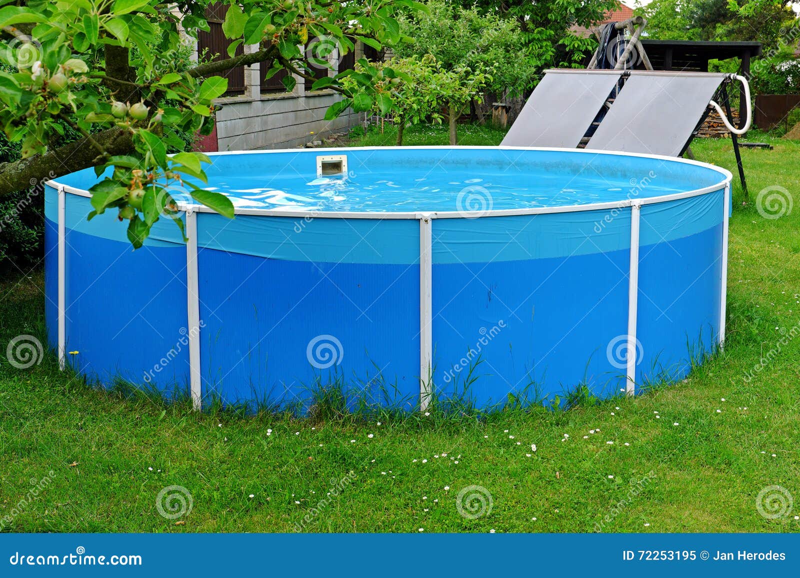 Piscine De Jardin Avec Les Panneaux Noirs Pour Le Chauffage D'eau Par Le  Soleil Image stock - Image du jardin, vivacité: 72253195