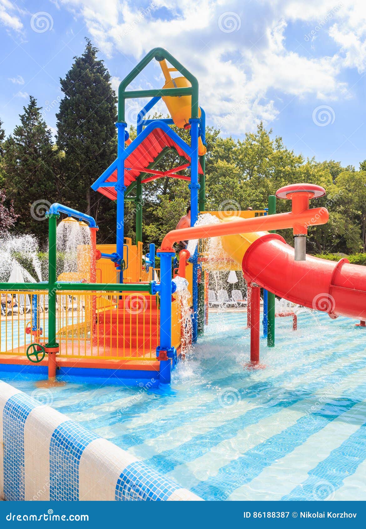 Piscine De Luxe Avec Cascade Et Toboggan