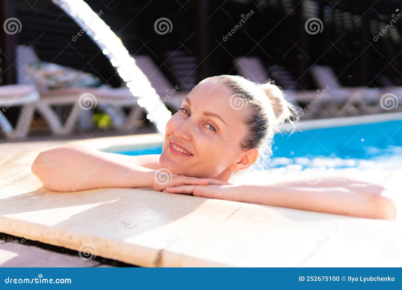 Piscine Souriante Piscine Femme Jeune Cascade Belle Luxe De Détente En Plein  Air Concept Vacances Pour Se Reposer Et Photo stock - Image du caucasien,  joie: 252675100