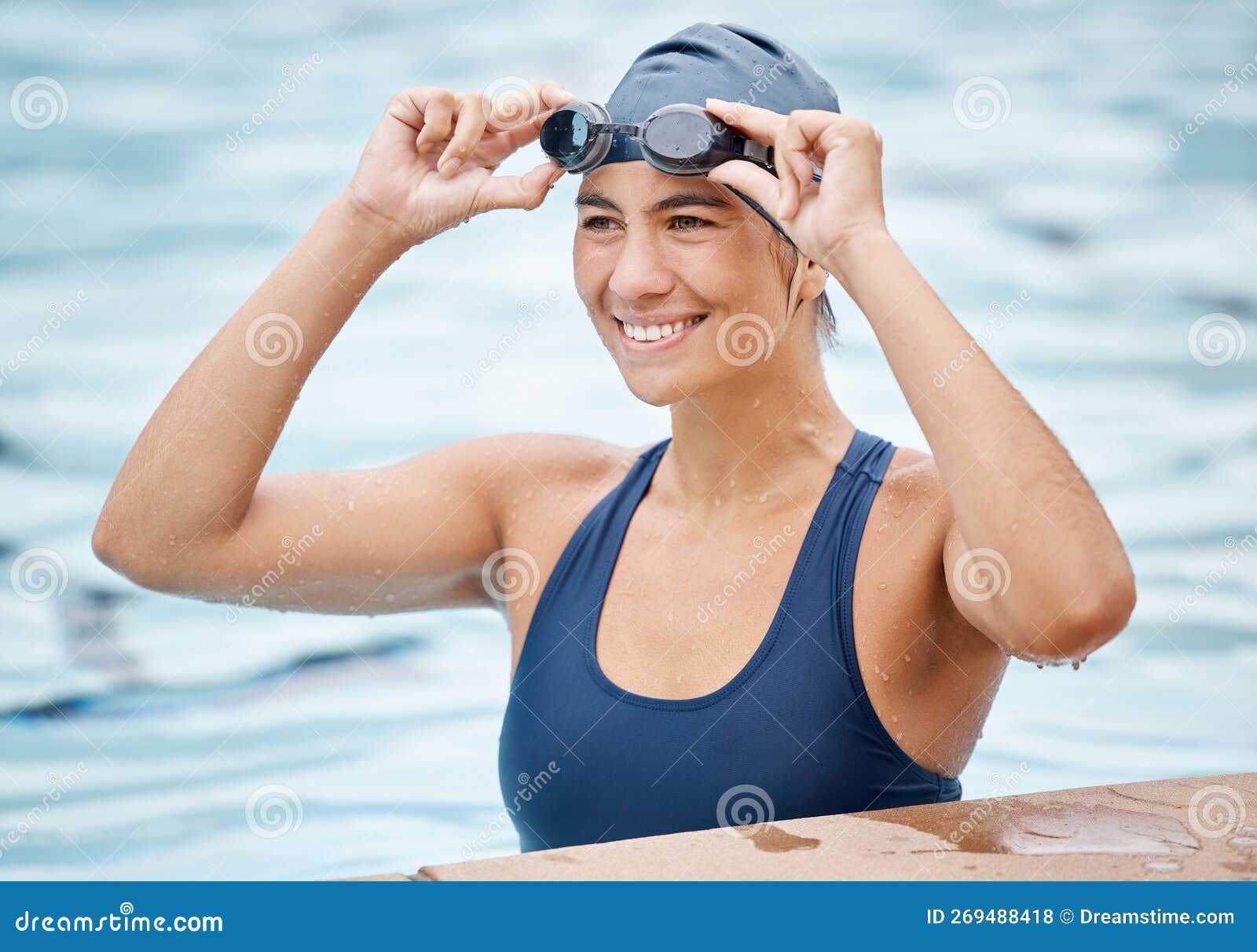 Le Visage Des Jeunes Femmes Nageant Dans La Piscine, Des Filles