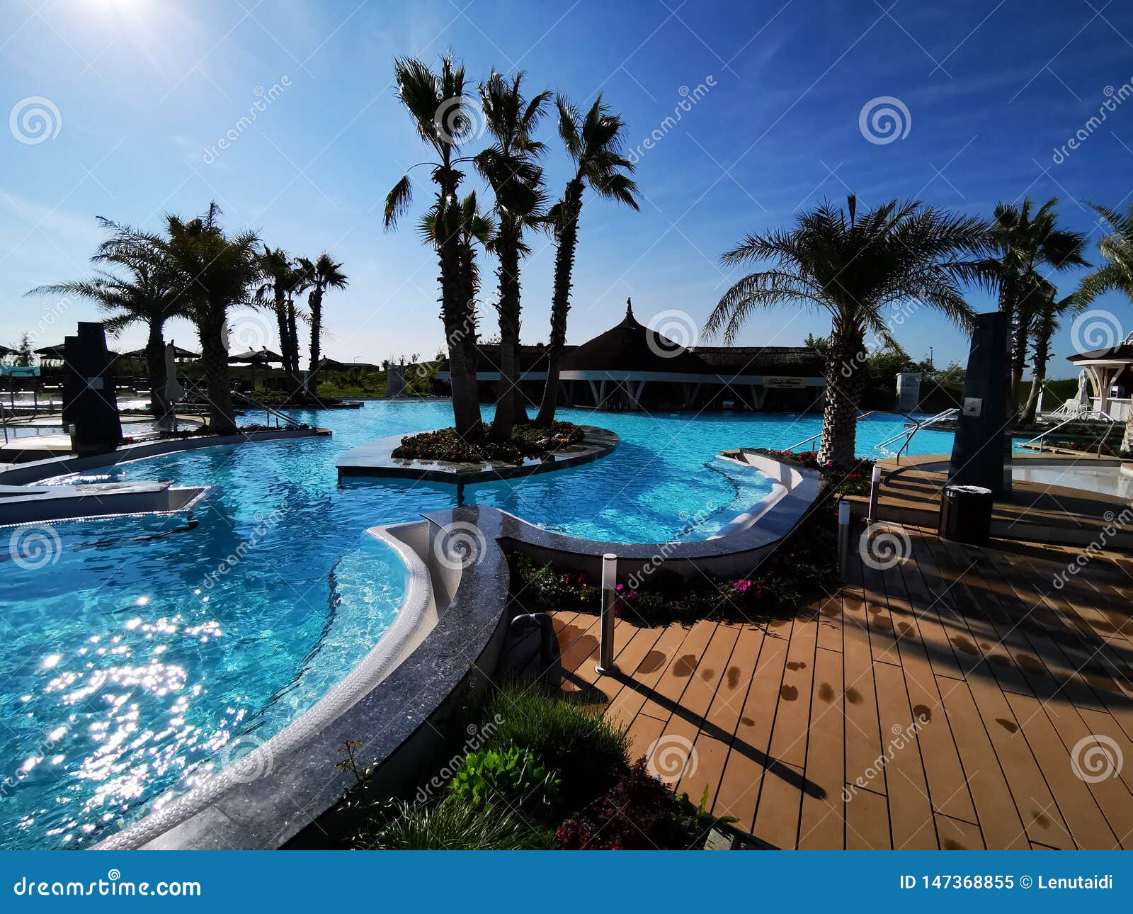 Piscine Thermique Exterieure Et Barre Chez Therme Bucarest Roumanie Image Stock Image Du Propre Paume 147368855