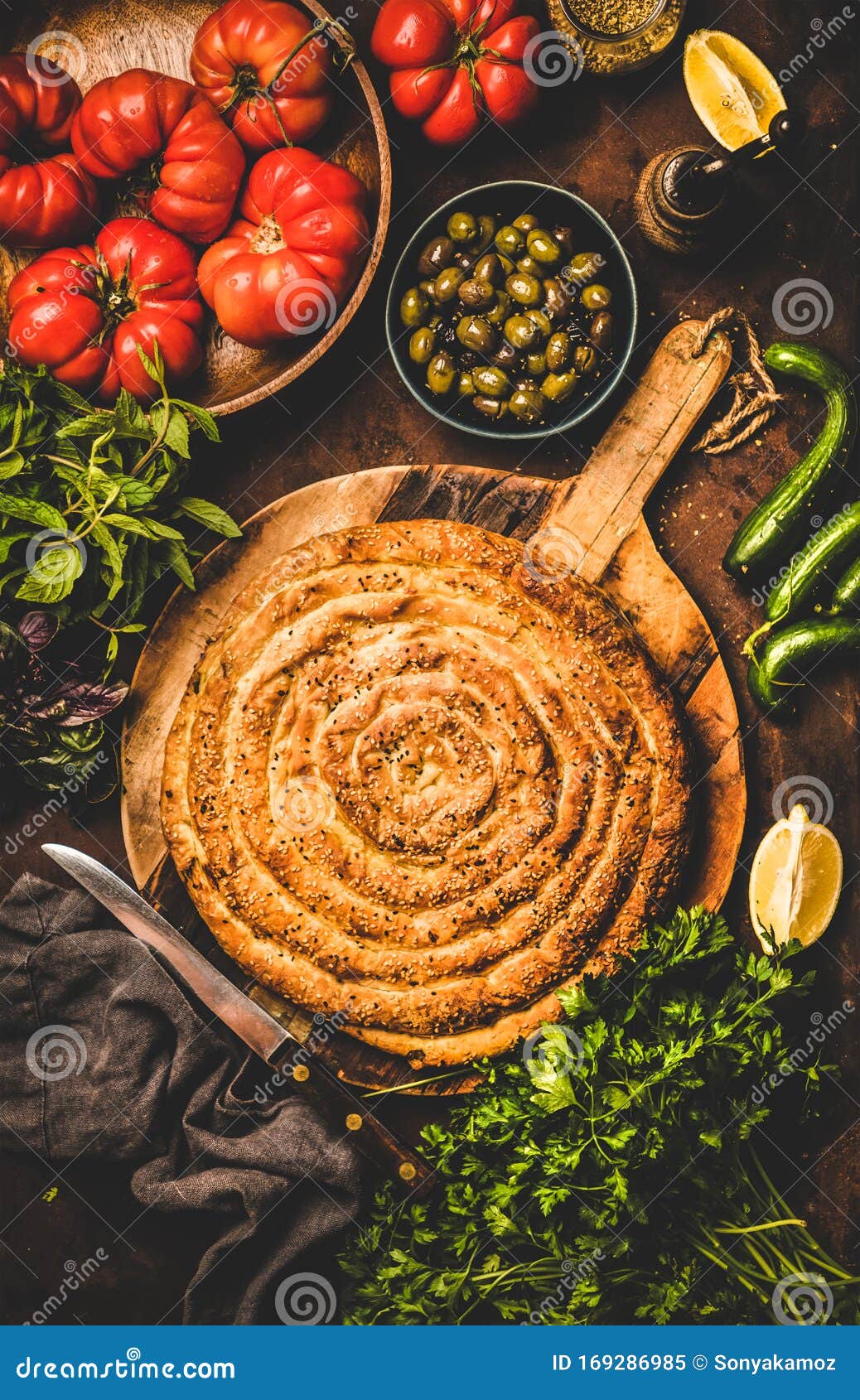 Piso De Pastel Turco De Borek Con Relleno De Espinacas Y Verduras Imagen de  archivo - Imagen de hierba, nadie: 169286985