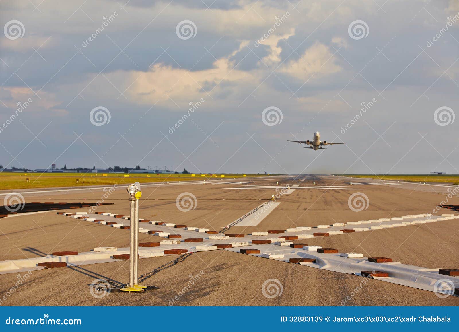 Pista. L'aeroplano sta decollando dall'aeroporto