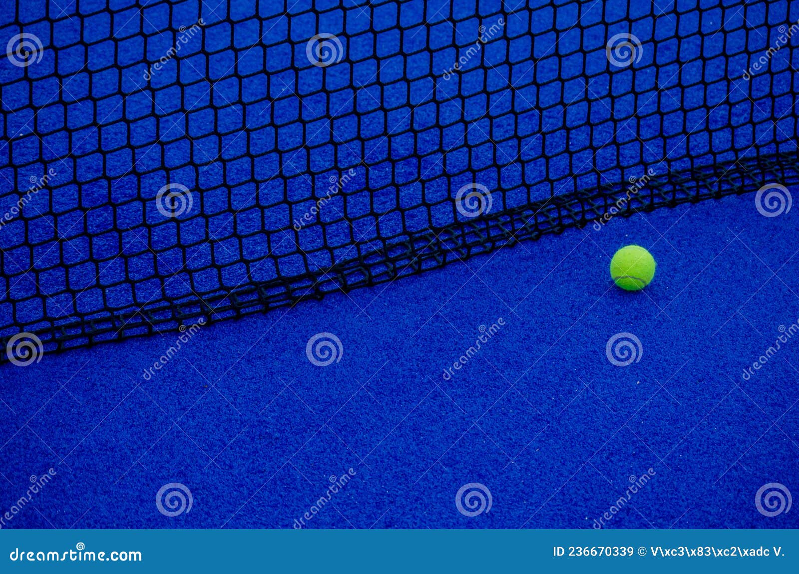 pista de paddle tennis. una pelota aislada cerca de la red