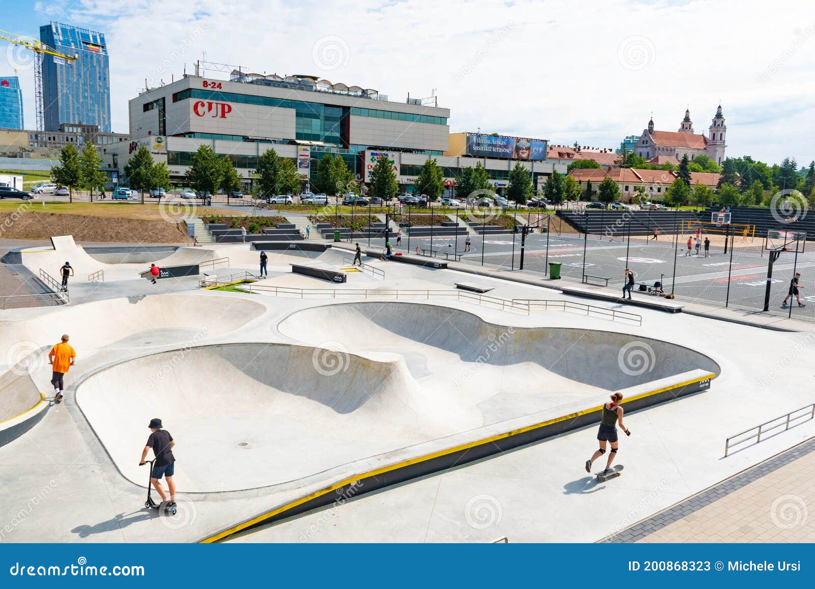 Um curso gratuito de skate para crianças no skatepark de