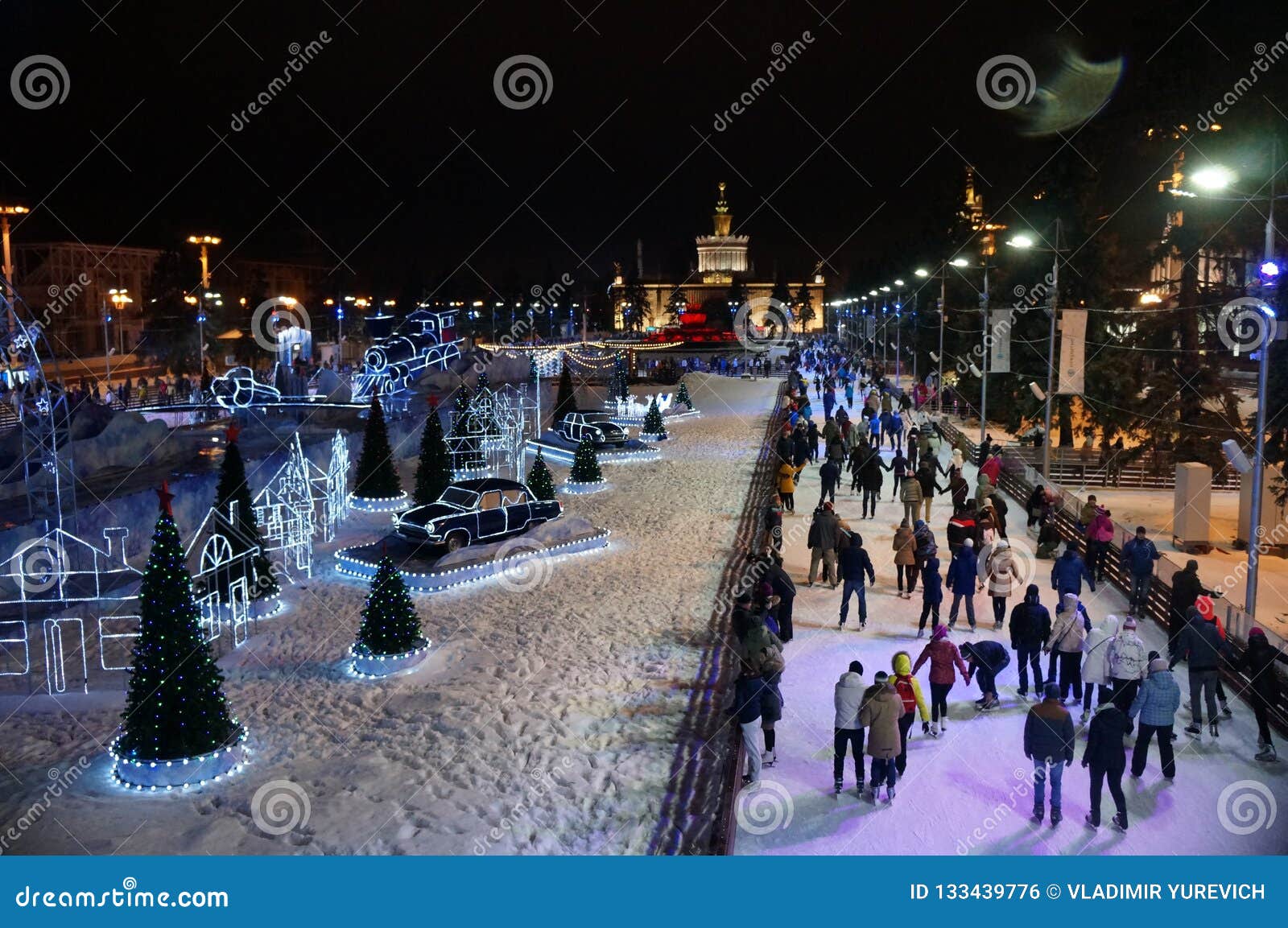 Pista de patinagem em Moscou na área de exposição do todo-russo A vista da parte superior Férias do Natal