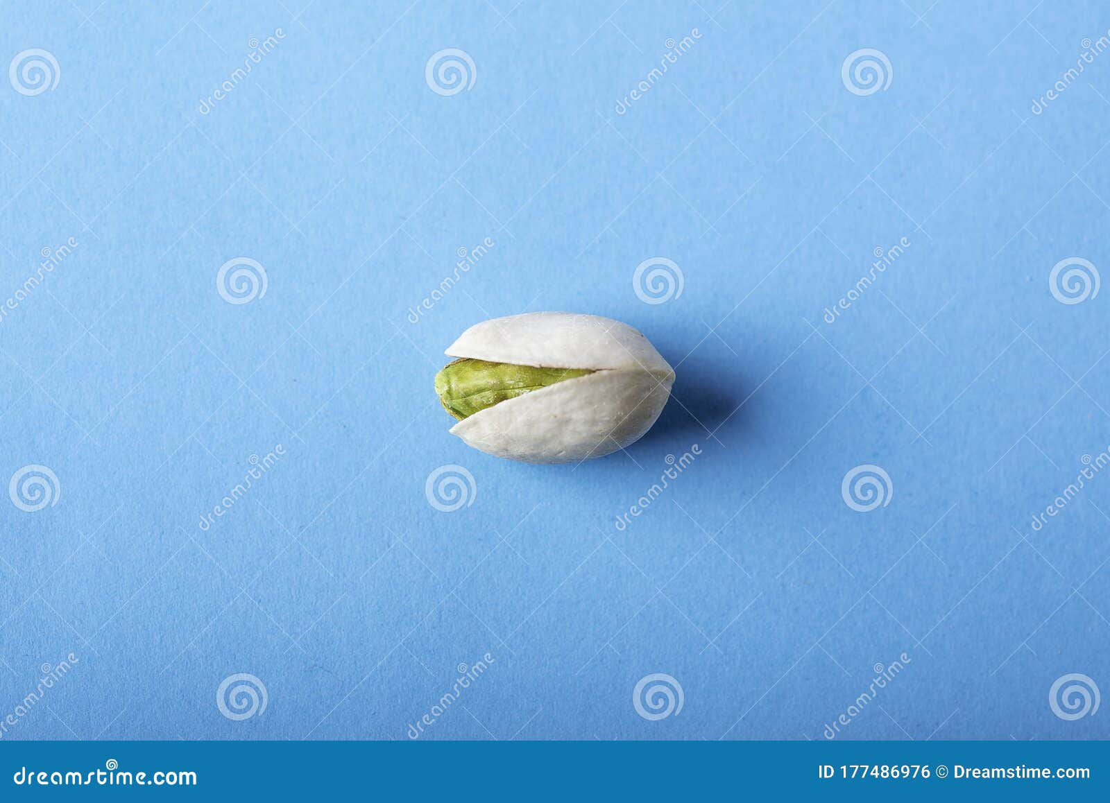 pistachio sobre fondo azul