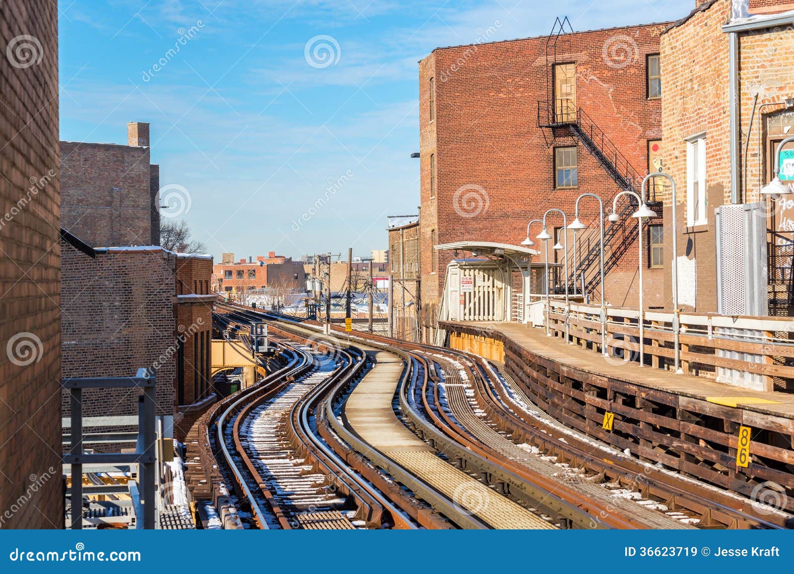 Piste elevate in Chicago. Piste per il sistema di trasporto di trasporto pubblico elevato del treno in Chicago