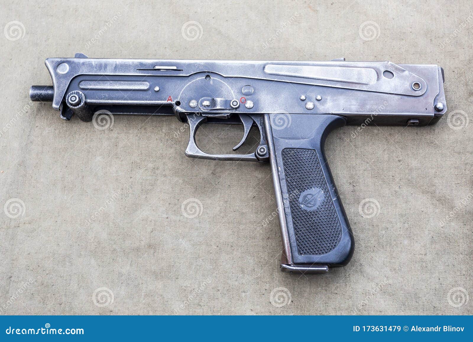 Pistola Submitragliatrice PP-93 - Arma Di Difesa Personale Immagine Stock  Editoriale - Immagine di forza, pericolo: 173631479