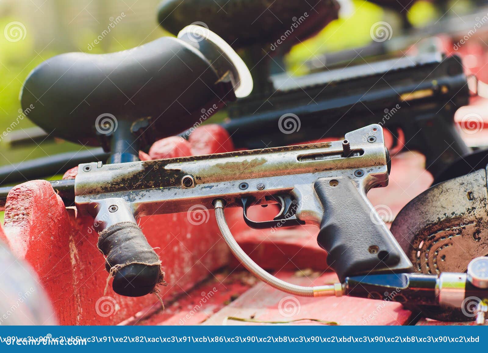 Pistolas De Paintball Sobre Una Mesa De Madera. Jugar Al Paintball