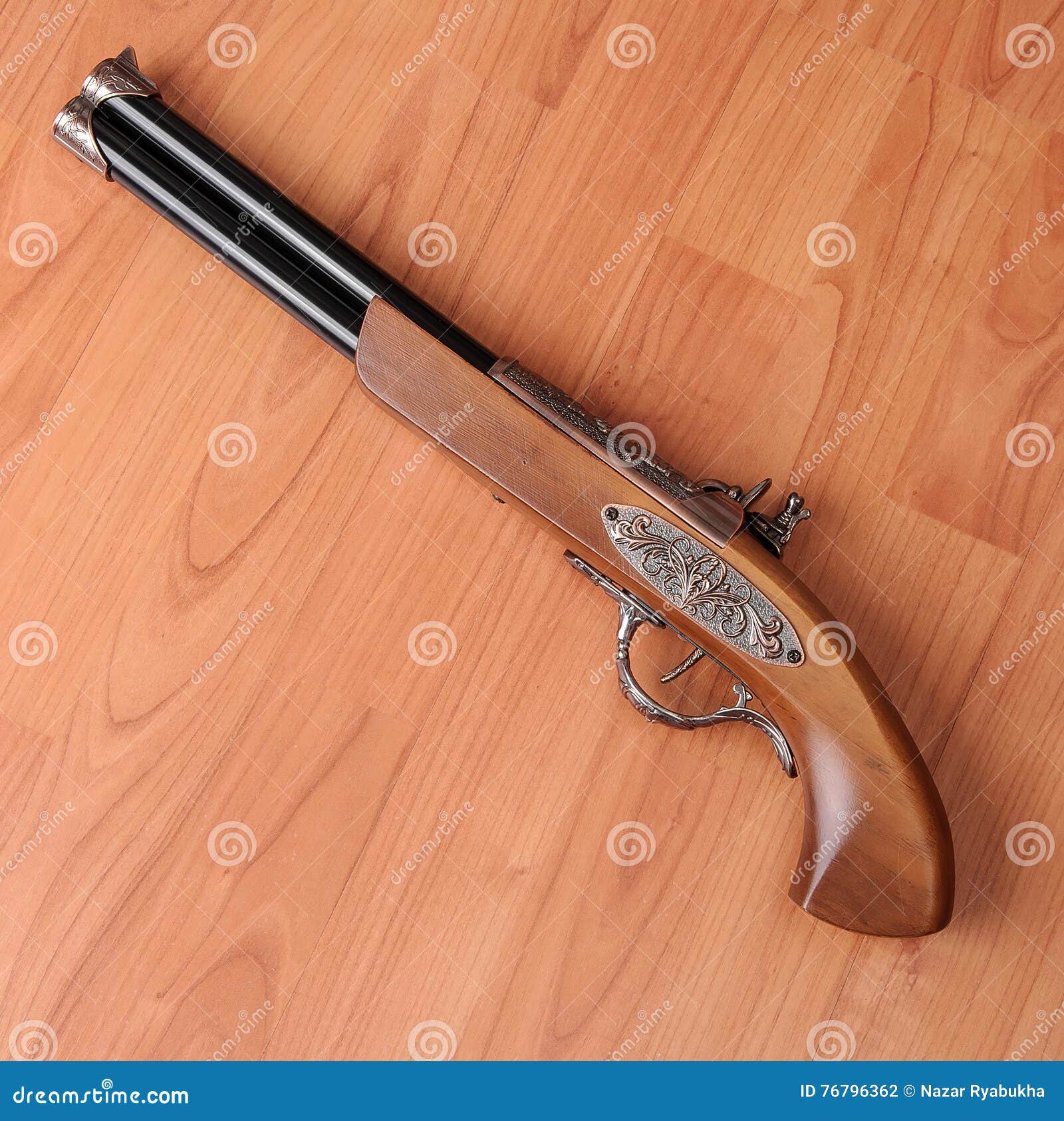 Pistolas Del Vintage En Fondo De Madera Foto de archivo - Imagen de arma,  pistola: 76796362, image size:1600x1686