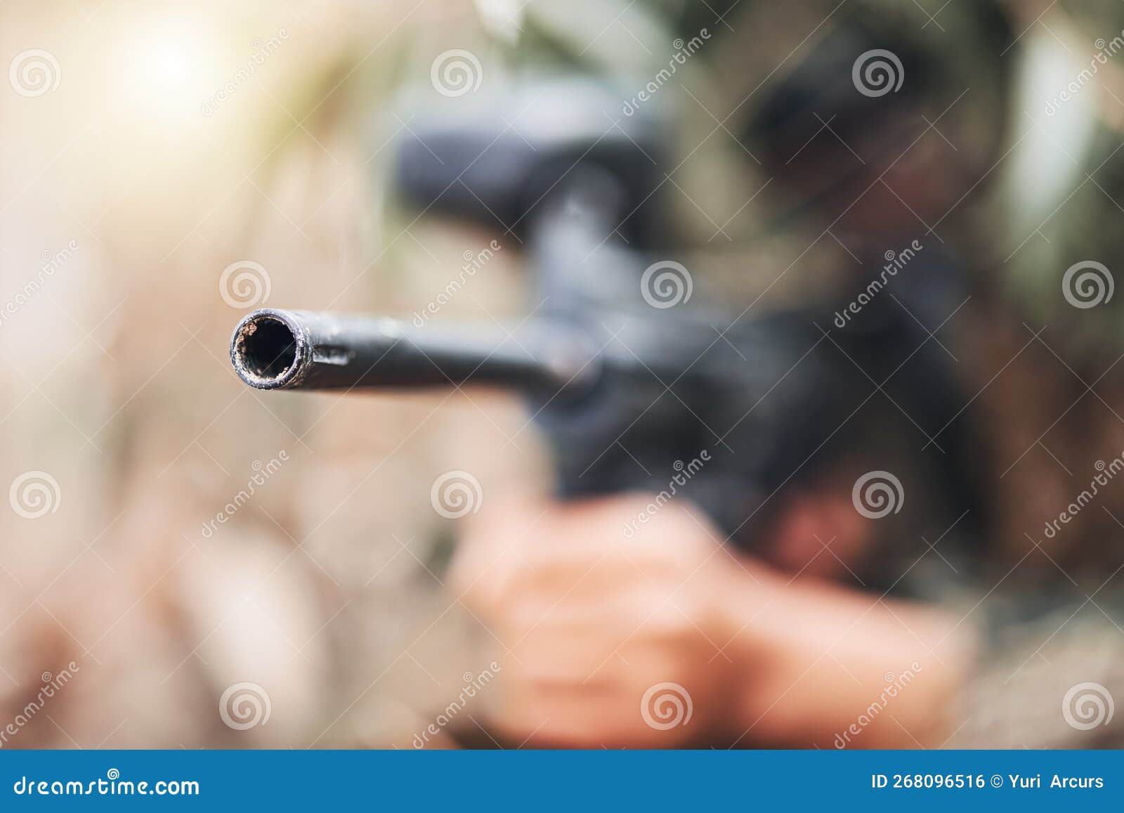 Entraînement à La Cible De Paintball Ou Homme Avec Arme à Feu Dans Un Jeu  De Tir Jouant Avec Une Mission De Champ De Bataille De Guerre Entraînement  De L'armée Ou Soldat