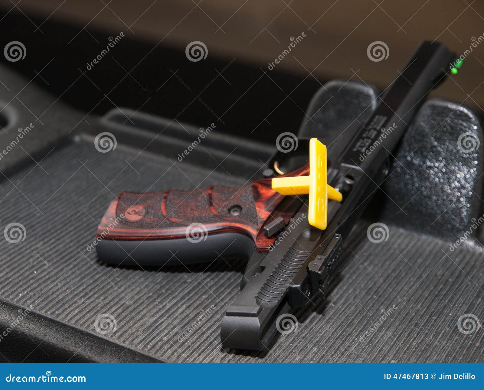 Pistolet Avec Le Drapeau De Sécurité D'infraction Photo stock éditorial -  Image du tireurs, pratique: 47467813