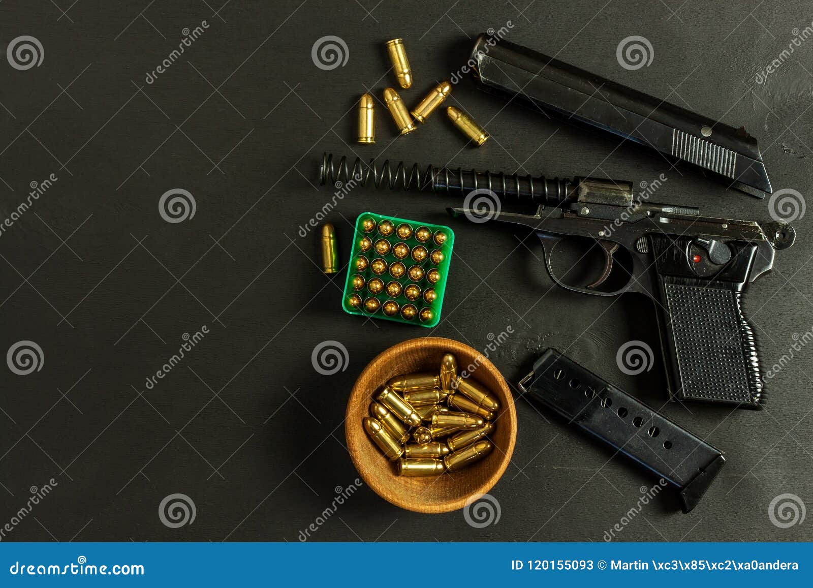 Photo libre de droit de Pistolet Avec Des Cartouches Sur La Table