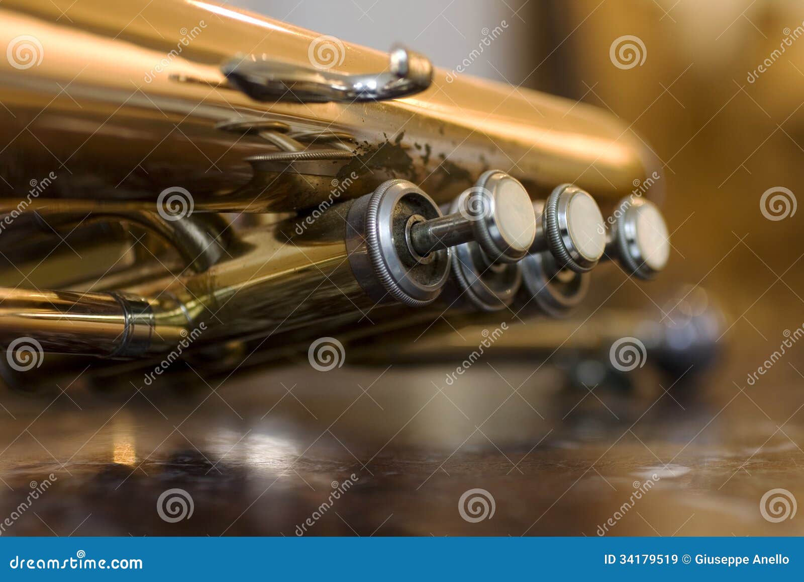 Huérfano Juguetón fluir Pistones de la trompeta imagen de archivo. Imagen de ruidosamente - 34179519