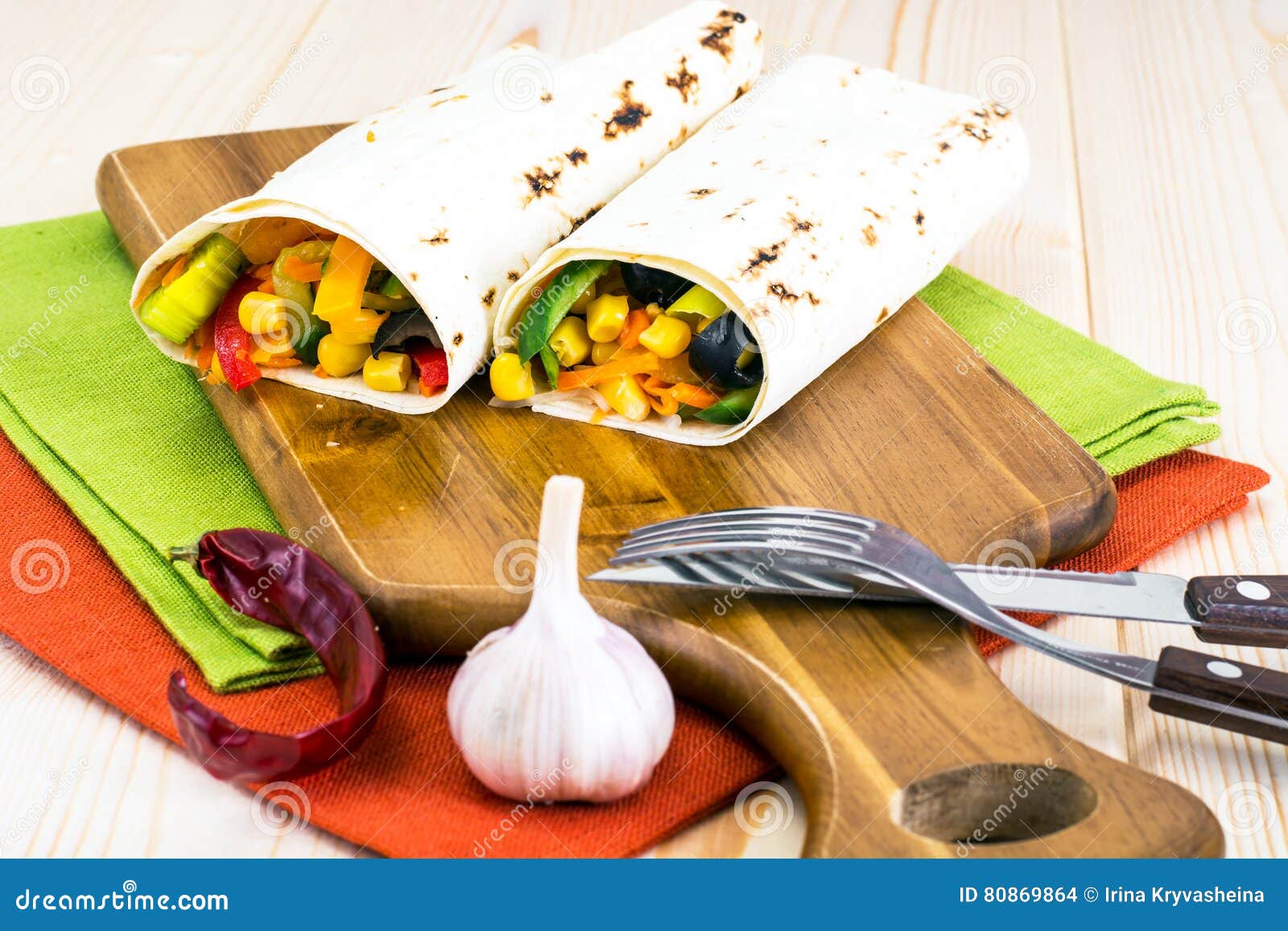 Pita Bread, Shawarma, Burritos Com Vegetais E Milho Foto de Stock