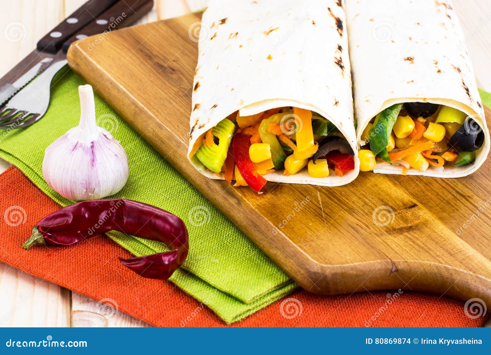 Pita Bread, Shawarma, Burritos Com Vegetais E Milho Foto de Stock