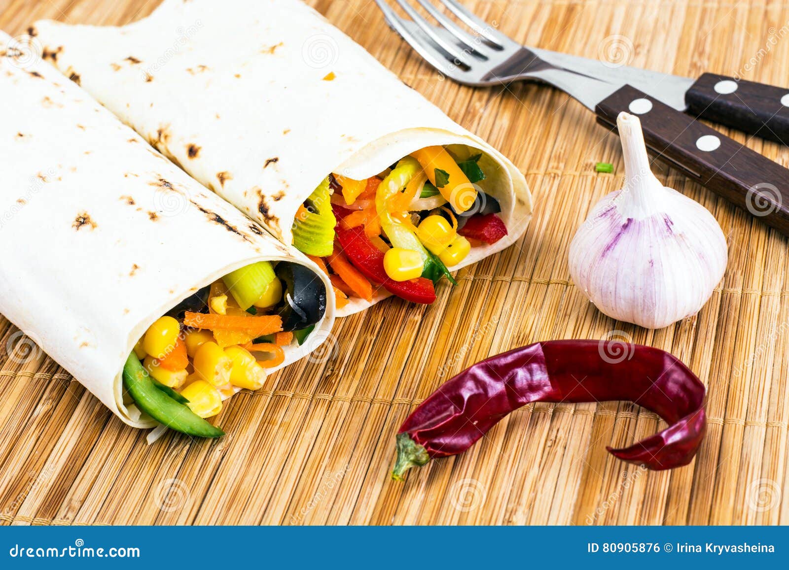 Pita Bread, Shawarma, Burritos Com Vegetais E Milho Foto de Stock