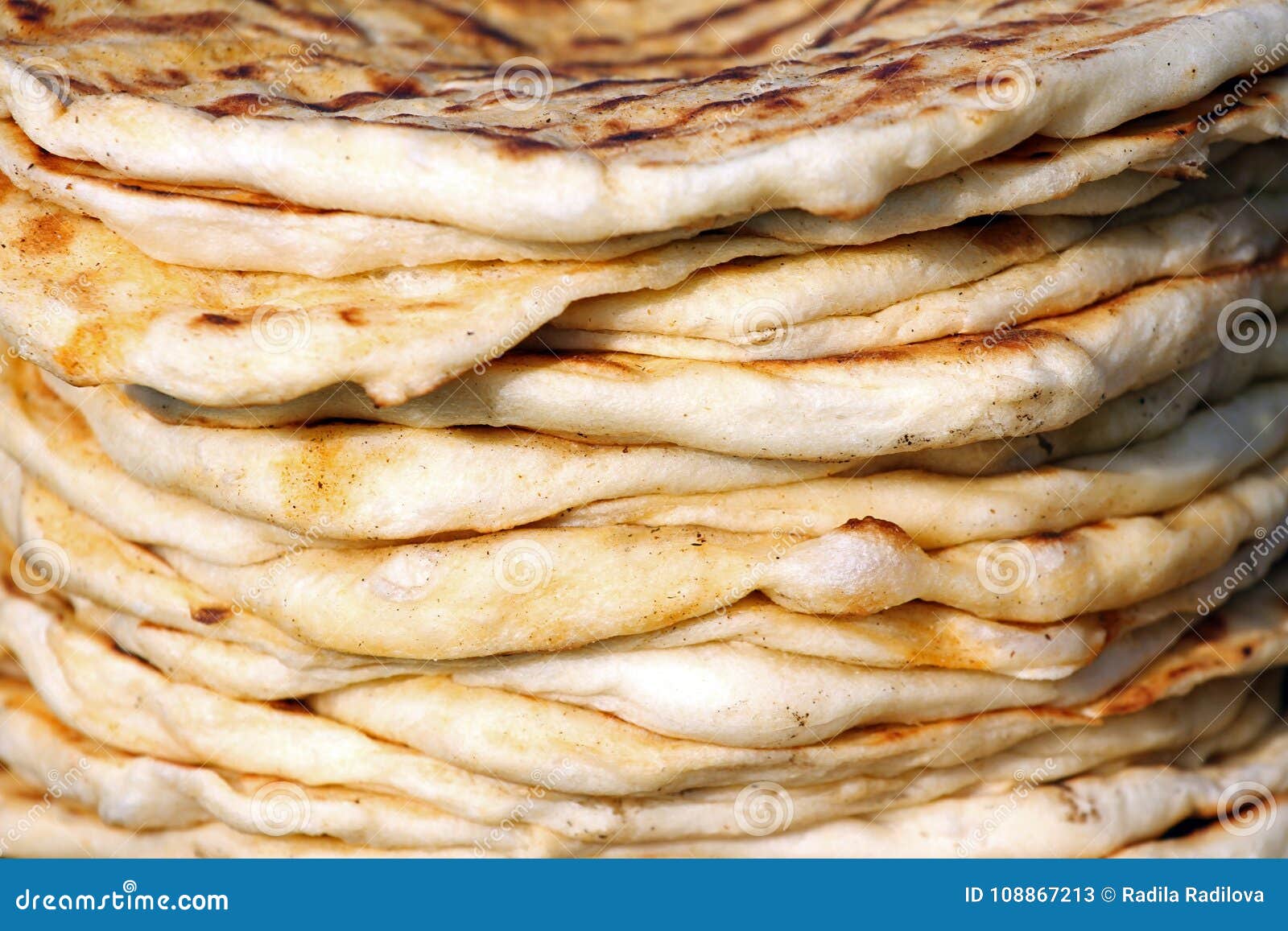 Pita Pile de pain pita rôti, pain plat cuit au four Tas de focacce Lavash Purlenka Fond de pain Texture plate de fond de pain Pile de pain rôti