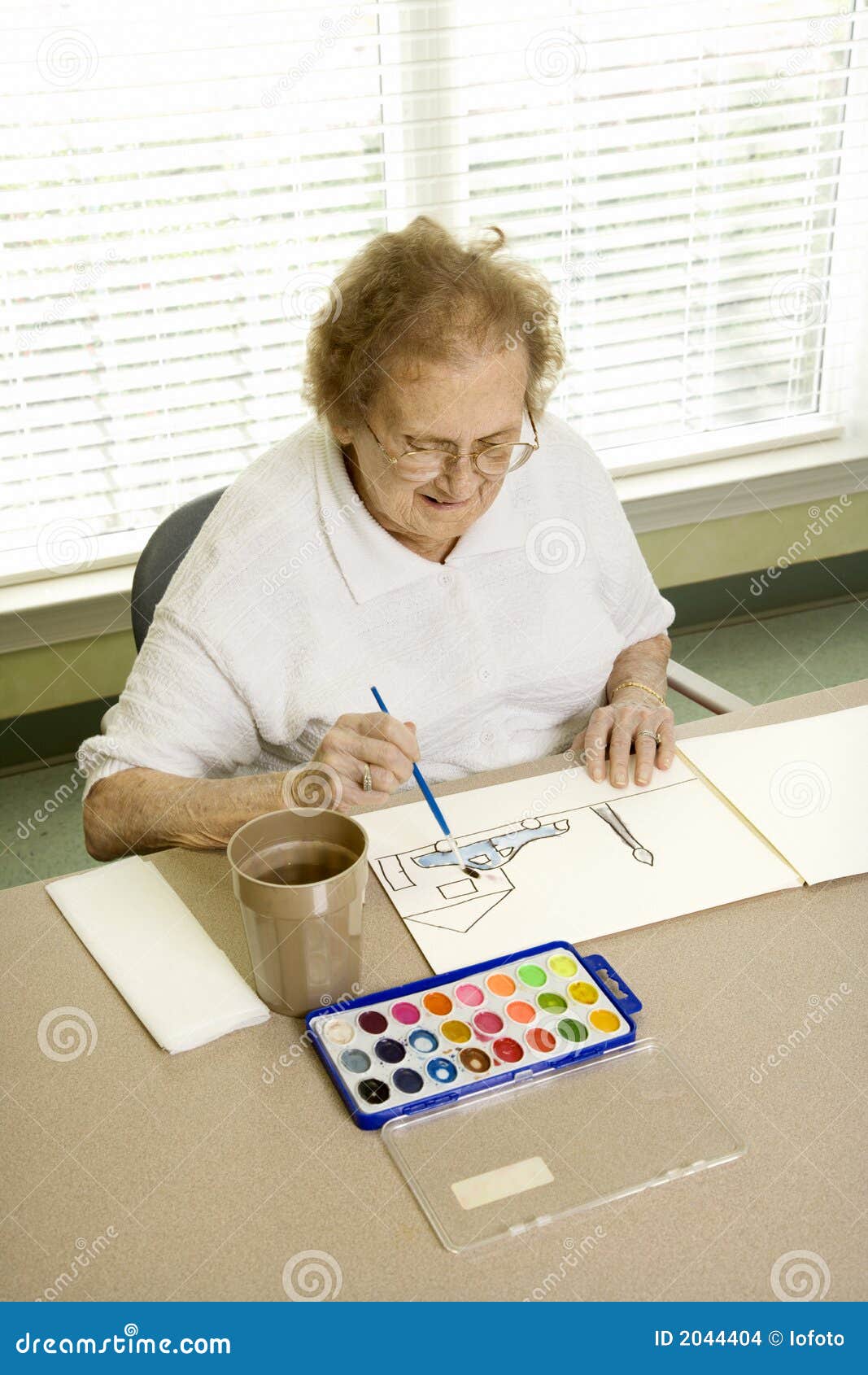 Ritratto Di Una Donna Anziana Sorridente In Macchina Fotografica Gm513478622 87627749 - Foto 2