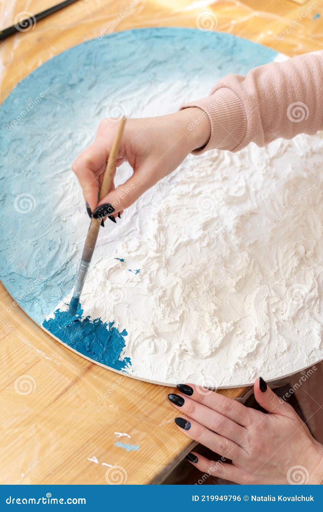Pittura E Disegno. Dipingere Una Ragazza Su Una Tela Rotonda Di Colore Blu  Fotografia Stock - Immagine di sposa, rosa: 219949796