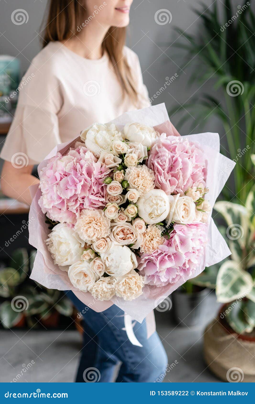 Pivoines Blanches Et Hortensia Rose Beau Bouquet Des Fleurs M?lang?es Chez  La Main De La Femme Concept Floral De Boutique Frais B Photo stock - Image  du pion, bandes: 153589222