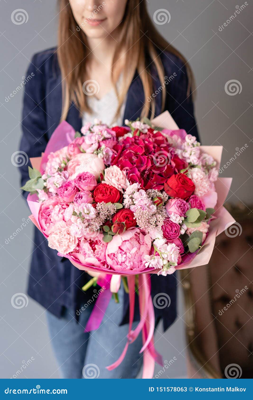 Pivoines Roses Et Hortensia Rouge Beau Bouquet Des Fleurs M?lang?es Chez La  Main De La Femme Concept Floral De Boutique Frais Bea Image stock - Image  du normal, frais: 151578063