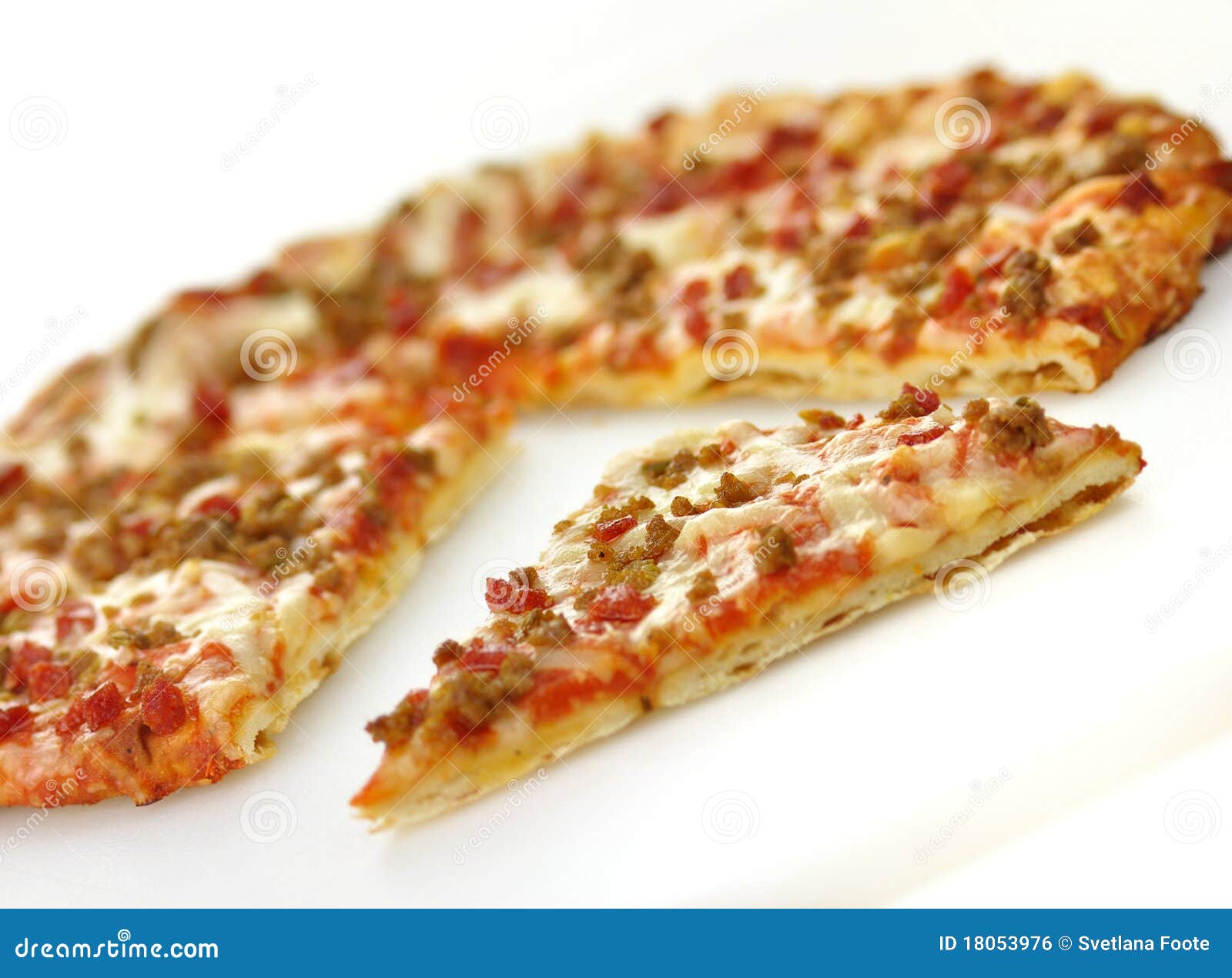 Pizza. Mini pepperoni pizzy kiełbasa pokrajać nakrywał