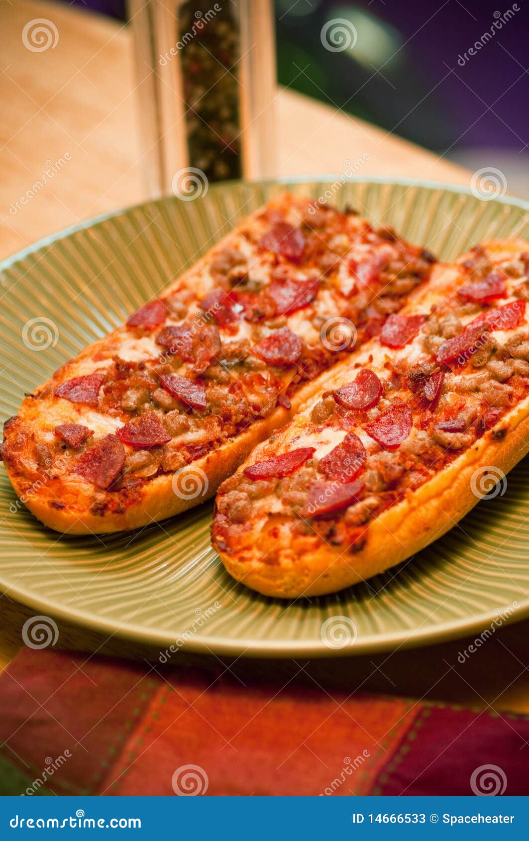 Pizza-Brot stockbild. Bild von pizza, fleisch, abendessen - 14666533