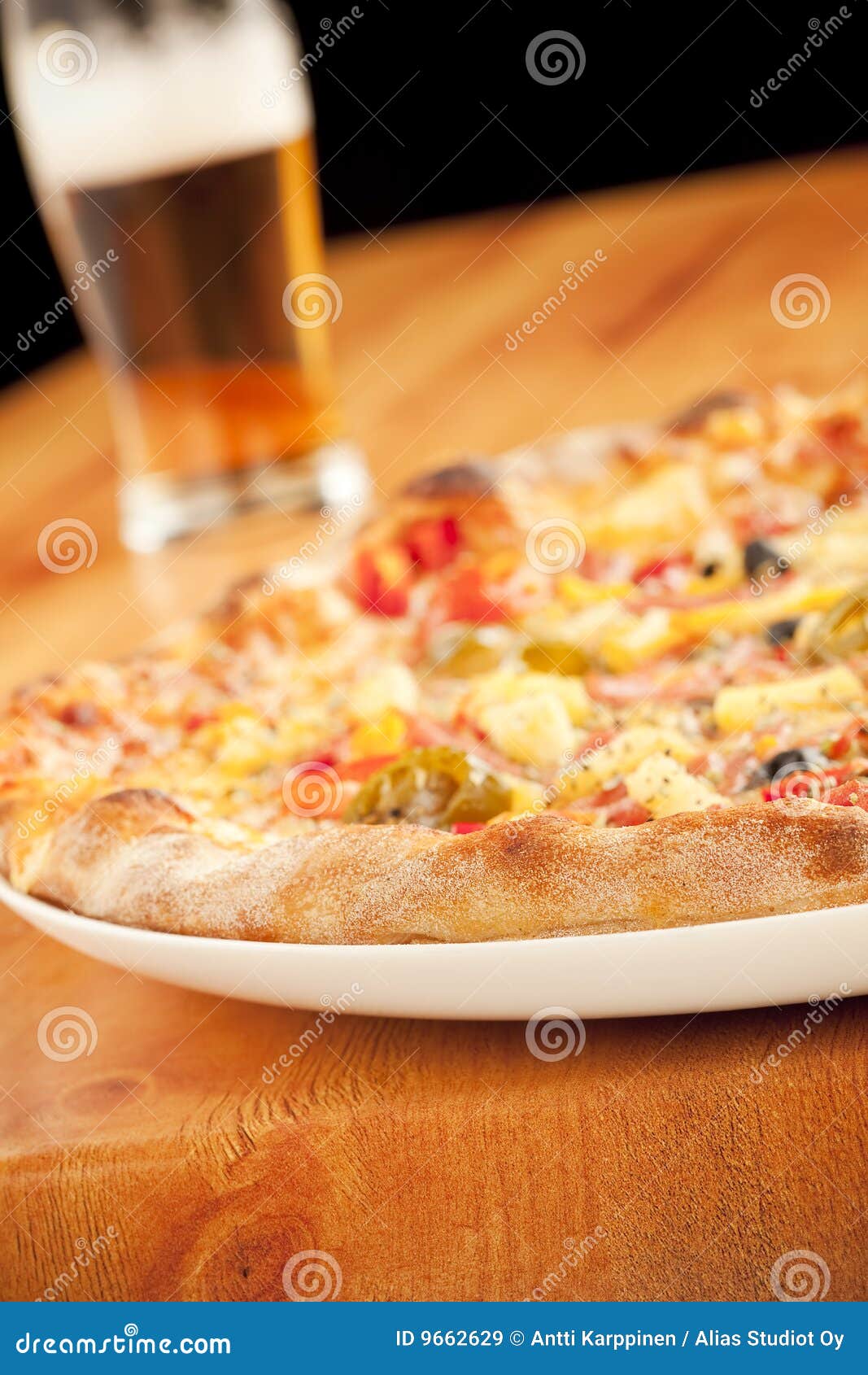 Pizza con birra immagine stock. Immagine di vetro, legno 9662629