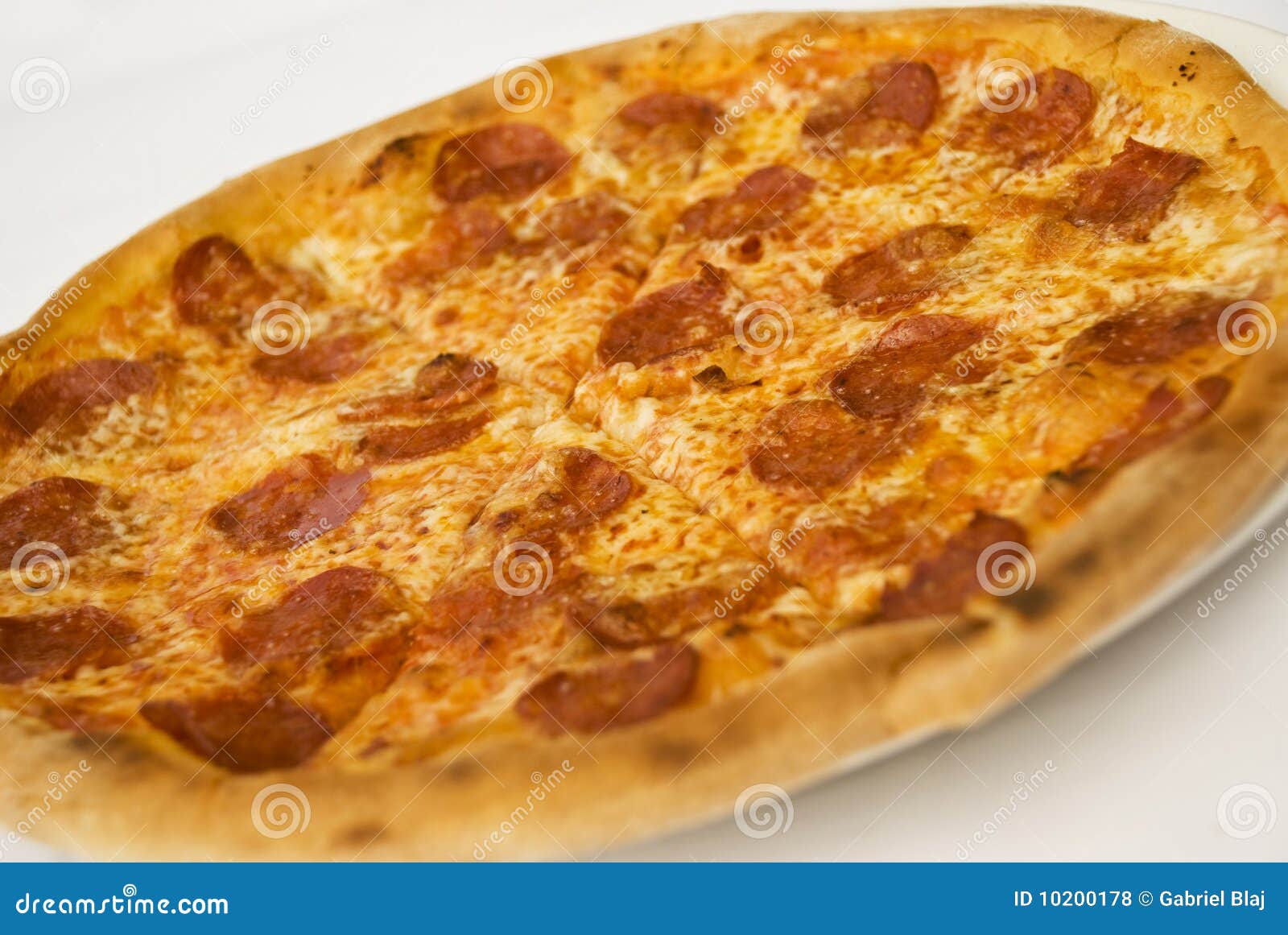 Pizza Con El Salami Y El Queso Foto de archivo Imagen de comer, alimento 10200178