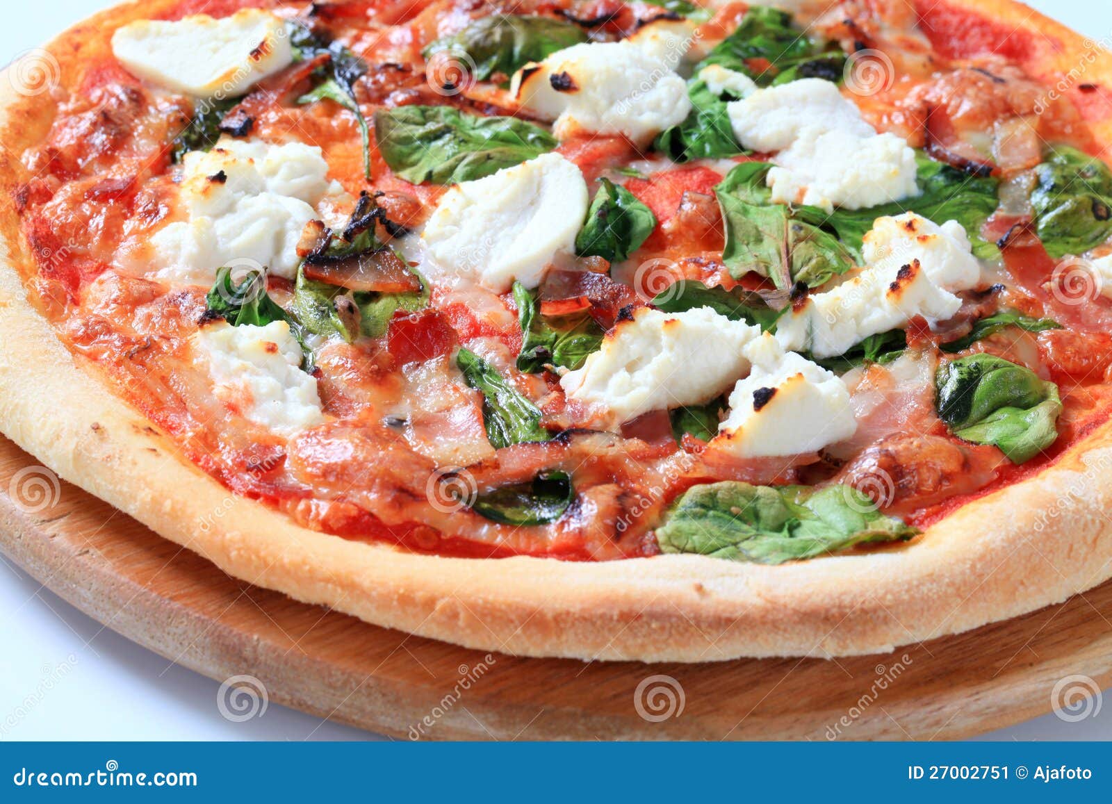 Pizza Con Formaggio, Pancetta Affumicata E Spinaci Immagine Stock