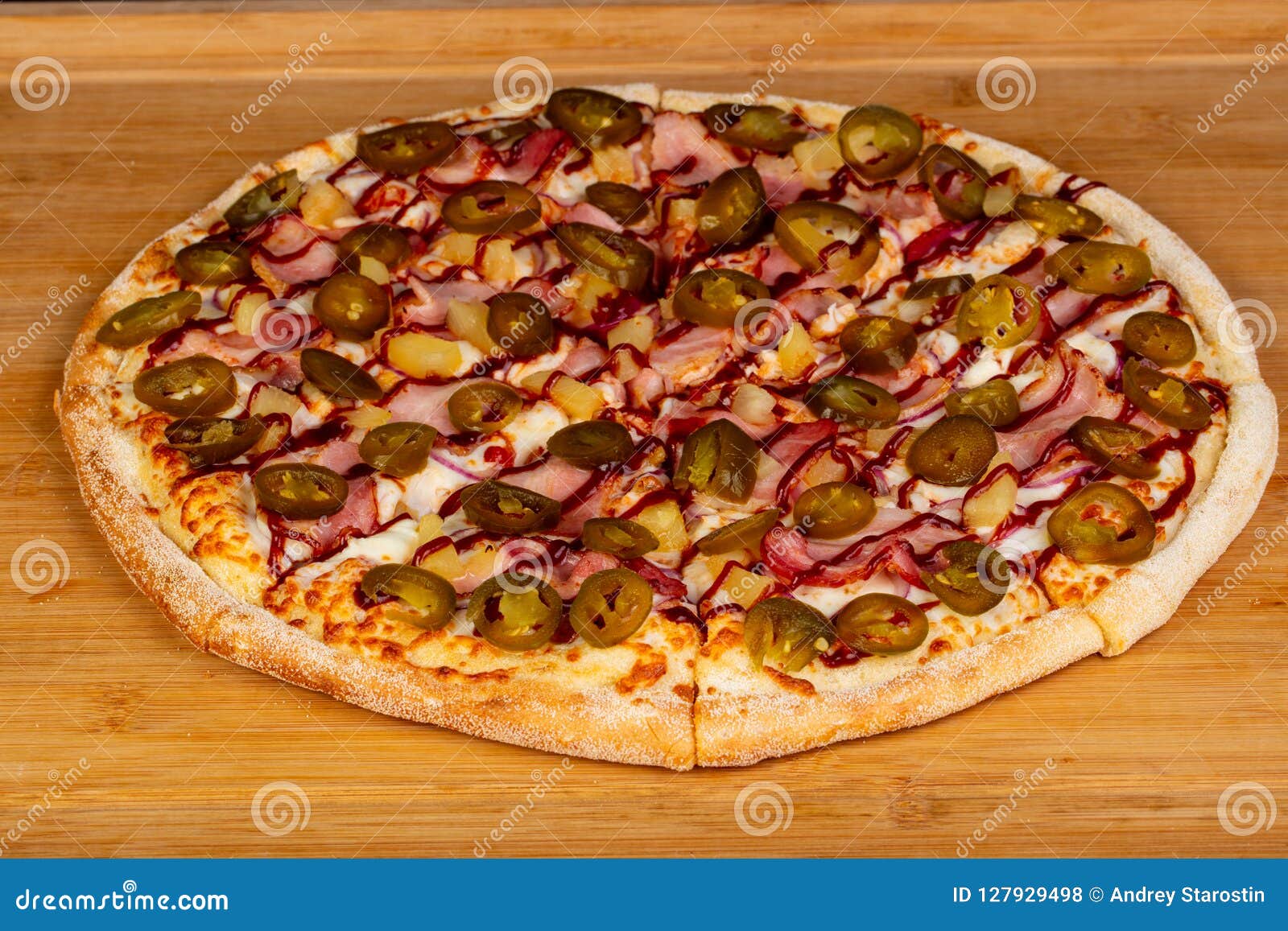 Pizza Con Pancetta Affumicata Fotografia Stock Immagine di piastra